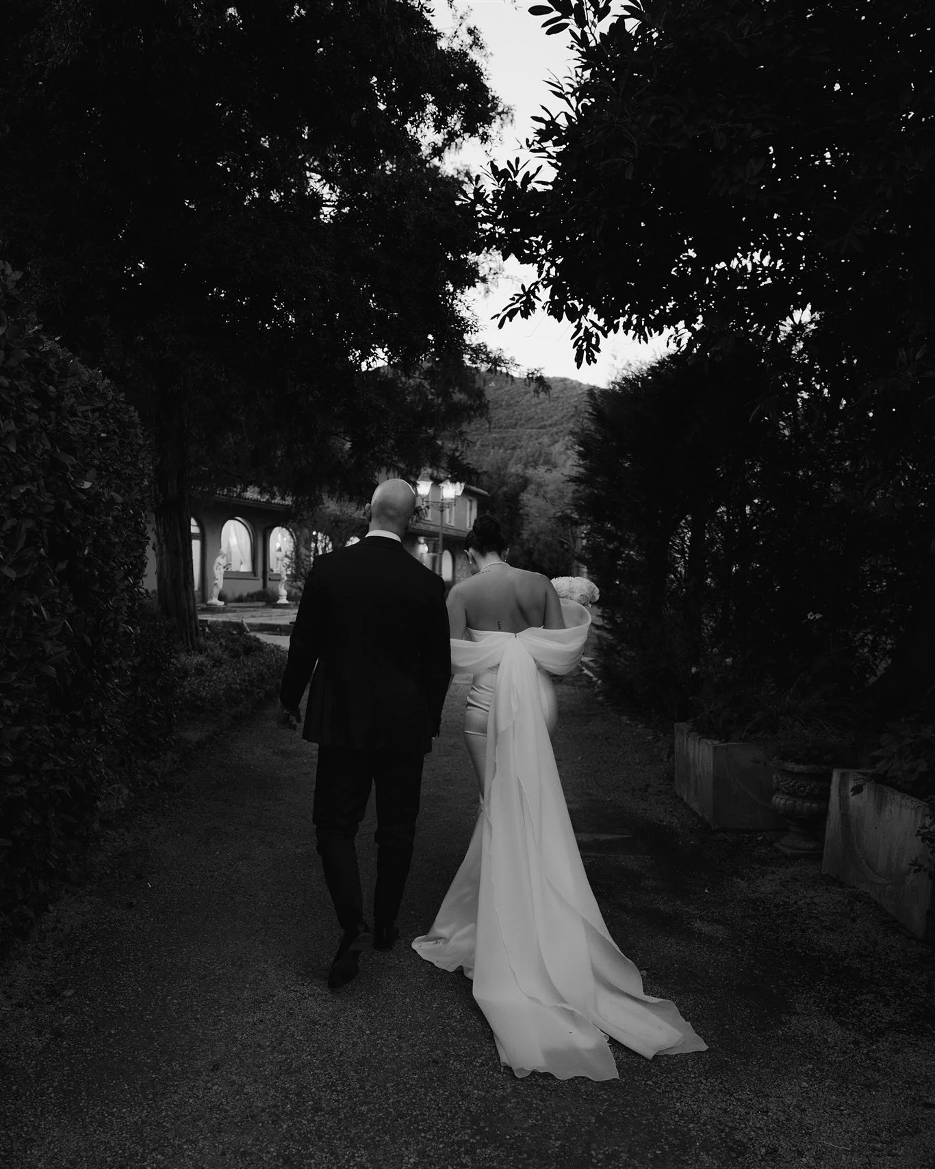 Il bianco e nero rende tutto pi&ugrave; intenso. Lo scegliereste per il vostro matrimonio?
Lascia un 🖤 se ami le foto di matrimonio in bianco e nero!
.
.
.
Venue, Catering &amp; Cake: @villa_malliana 
Photo &amp; Video: @weddinlove_ig 
Florals: @_re