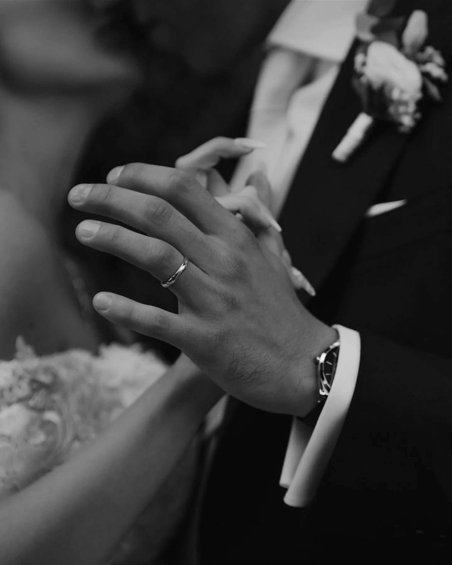 Intrecci 🖤
.
.
.
Venue, Catering &amp; Cake: @villaacquaroli 
Photo &amp; Video: @weddinlove_ig
Florals: @gardenlongoni_brugherio 
Make up &amp; Hair: @zaira.fontaneto 
Bride&rsquo;s Dress &amp; Shoes: @sposamodamilanobrugherio 
Groom&rsquo;s Suit: 