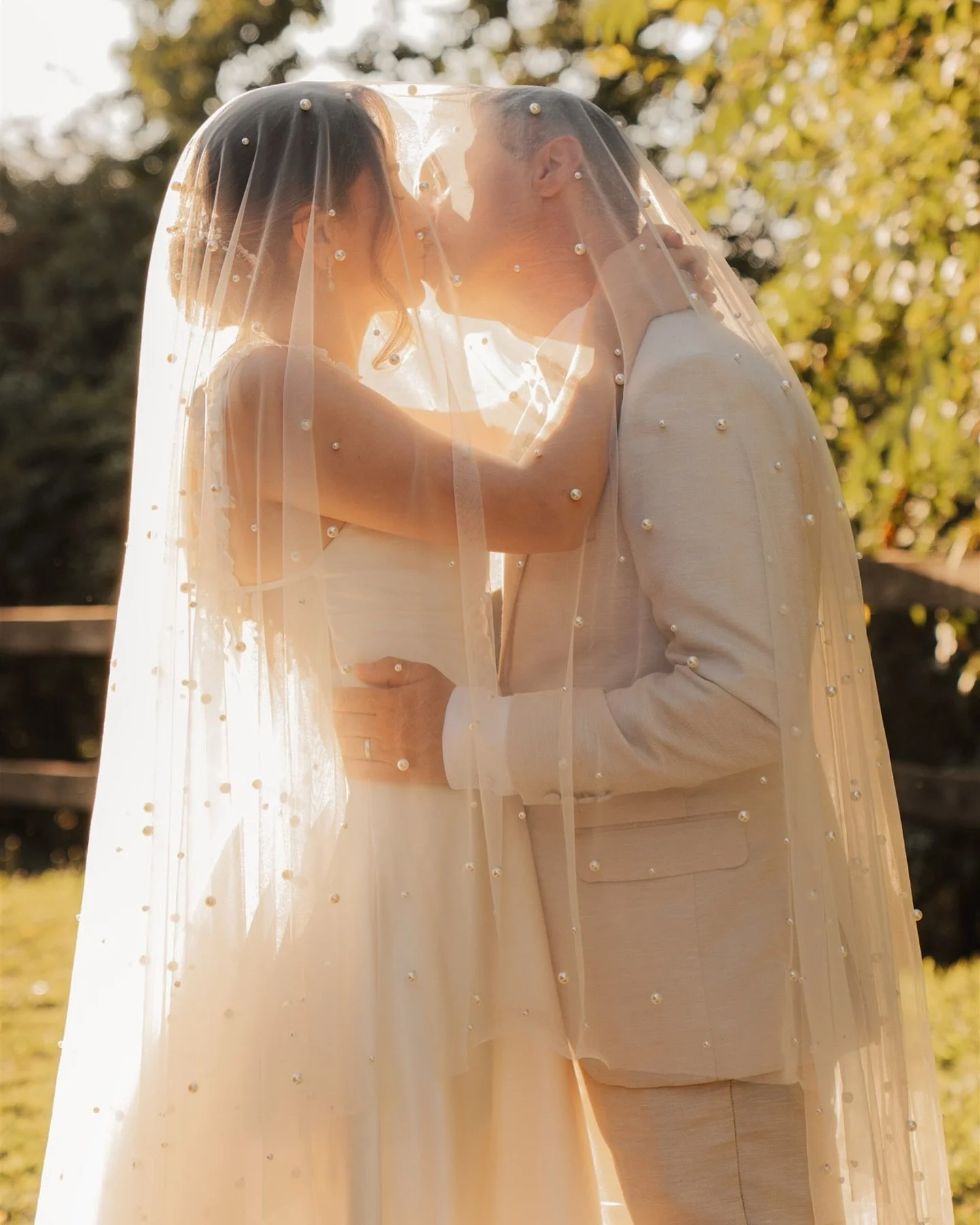 Inizio Agosto ci ha regalato momenti indimenticabili&hellip; ancora ci emozioniamo ✨
.
.
.
Venue, Catering &amp; Cake: @lecavedelceppo 
Photo &amp; Video: @weddinlove_ig
Florals: @jennifer_botali 
Bride&rsquo;s Dress: @sposimmagine 
Bride&rsquo;s Sho