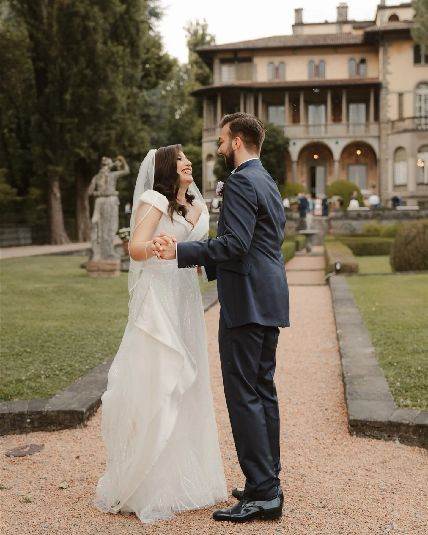 Jenniffer e Christian &mdash; Una giornata che ci ha ricordato la bellezza delle emozioni semplici e sincere.
Un piccolo assaggio 🤍
.
.
.
Venue, Catering &amp; Cake: @villamartinellievents 
Photo &amp; Video: @weddinlove_ig
Florals: @fioristatonino 