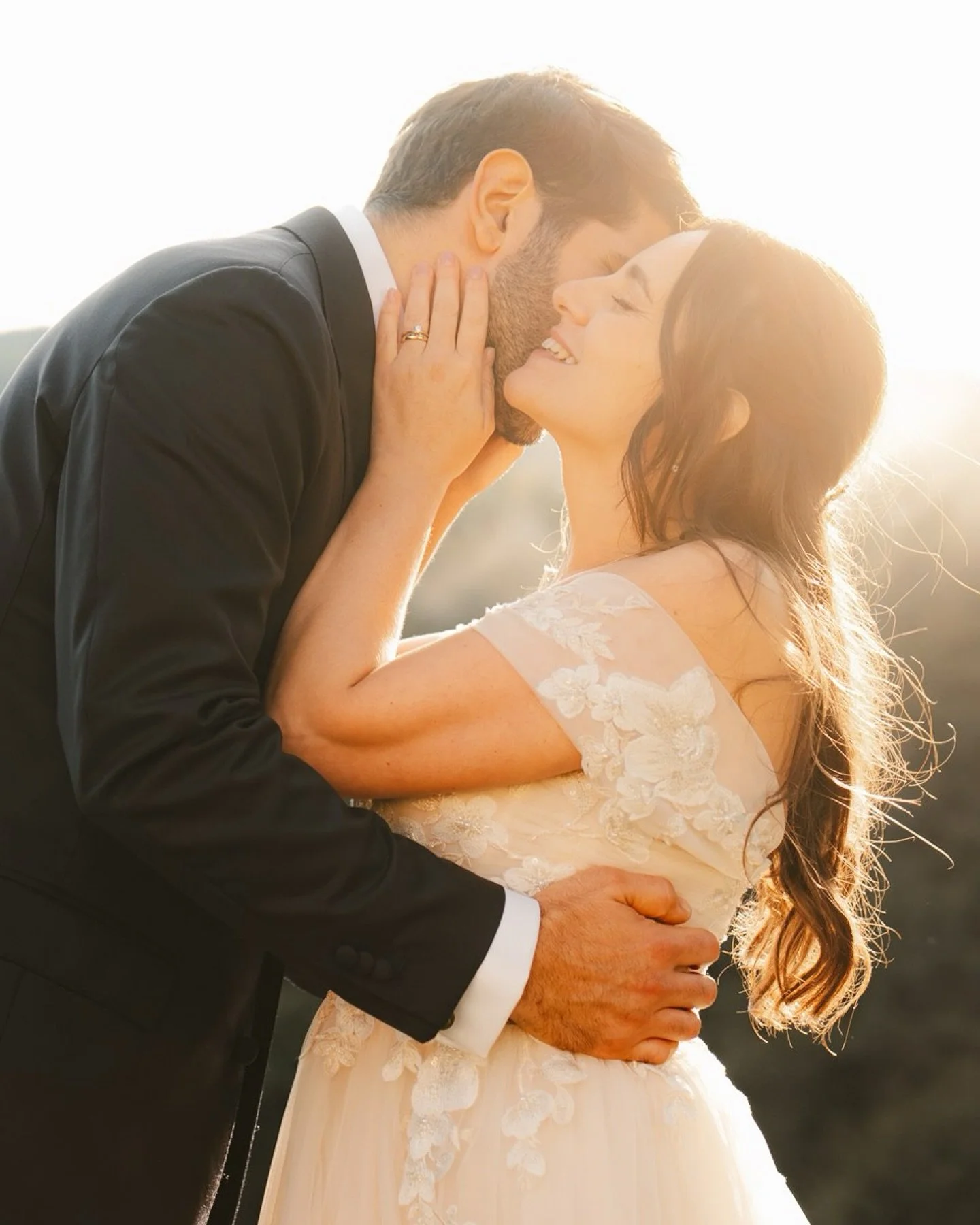 Un matrimonio che ha racchiuso in s&eacute; tutte le stagioni: la freschezza della primavera, il calore dell&rsquo;estate, i colori dell&rsquo;autunno e l&rsquo;intimit&agrave; dell&rsquo;inverno.
Ma soprattutto&hellip; una felicit&agrave; luminosa ✨