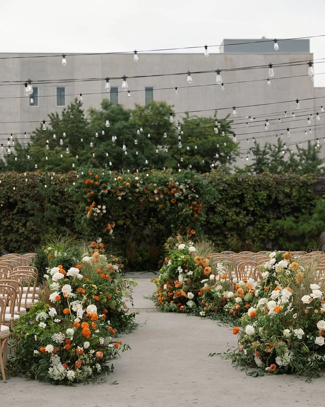 An autumn aisle straight out of a dream 🍂✨
Planner: @rachelbeharevents
Photographer: @unique_lapin
Venue, Food, Bar: @99scott_weddings
HAMU: @willowhouse.beauty
DJ: @itsjeemo
Florist: @iviejoyfloralarts
Specialty Napkins: @bbjlatavola
Specialty Ren