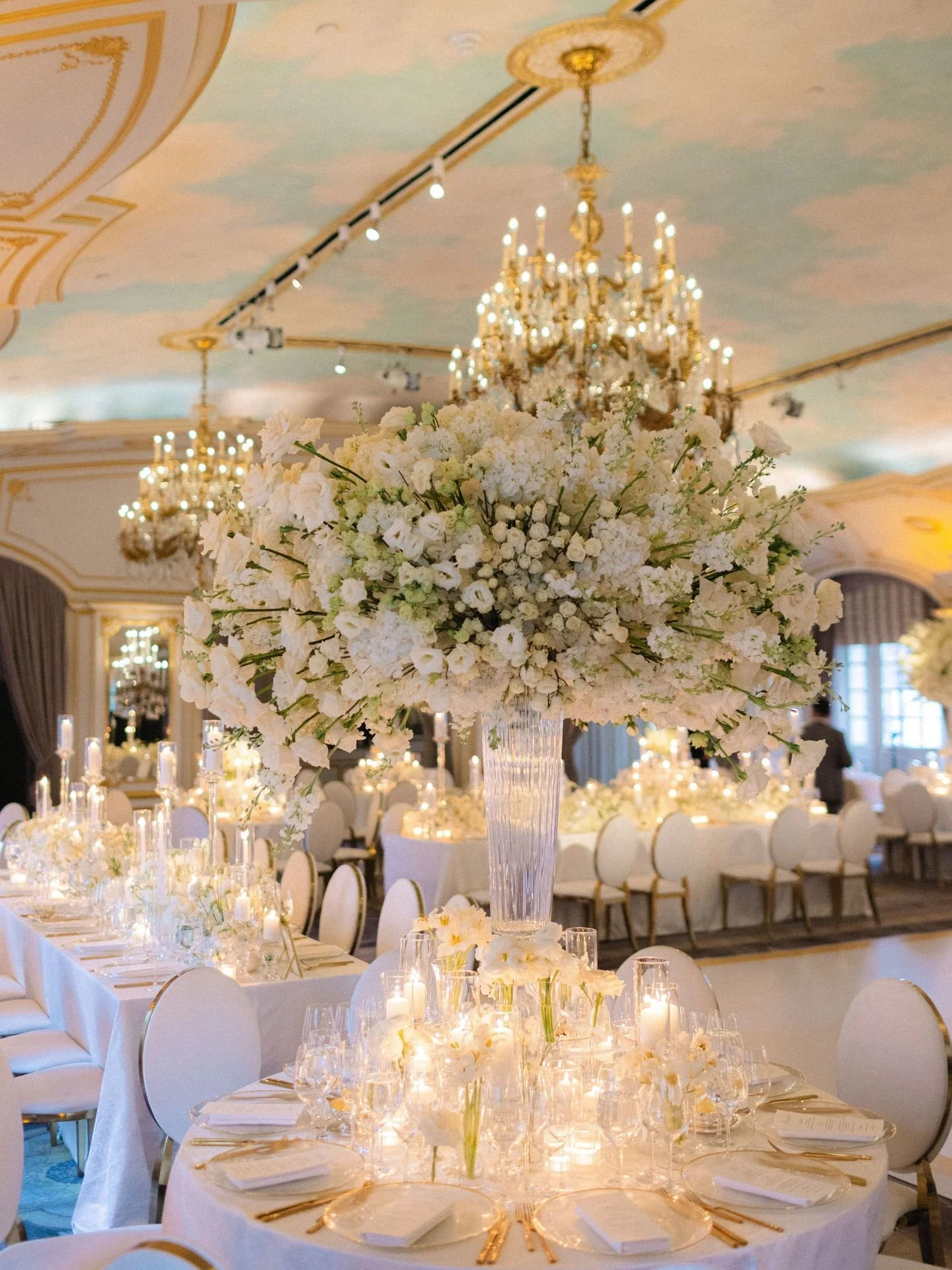 A reception that look glowed with beauty from golden hour light into the night ✨ 

Planner: @rachelbeharevents
Location: @stregisnewyork
Photographer: @levkupermanweddings
Florist: @iviejoyfloralarts
Lighting: @encore_global
Video: @moonandbackco
Ren