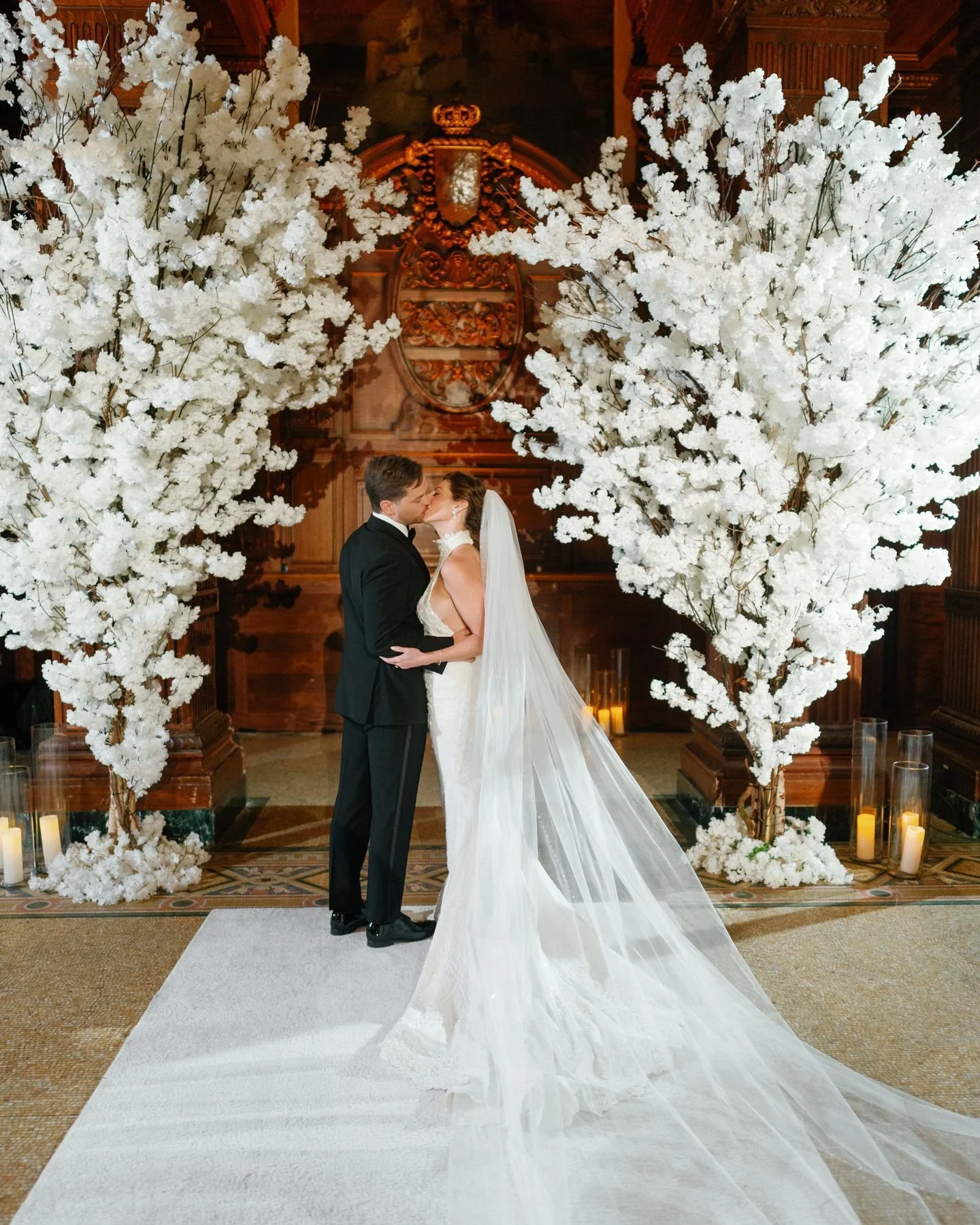 The perfect winter ceremony for A + J. Soft white blossoms, warm candlelight, and that signature golden glow ✨ 

Venue: @theplazahotel @plazaparties @emilyreifel3
Planner: @rachelbeharevents
Photographer: @feygin
Florals: @fleurish_nyc
Videography: @