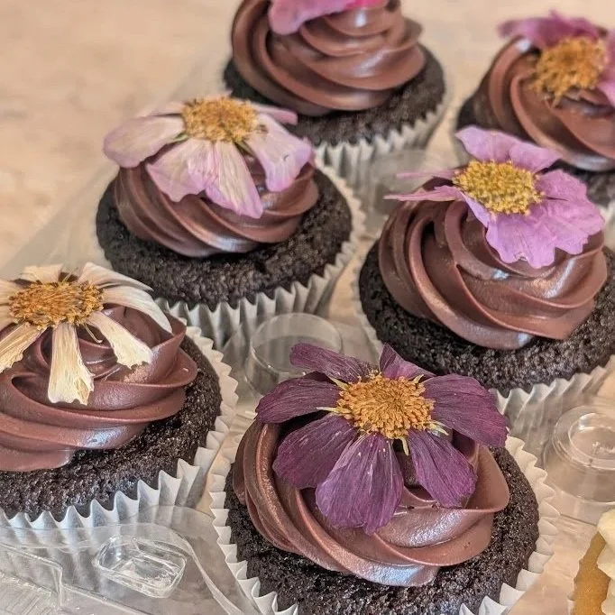 Double Chocolate with dried flowers