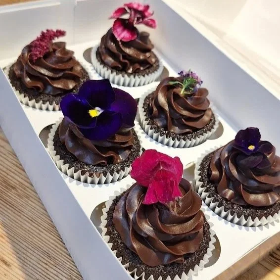 Double Chocolate with fresh flowers