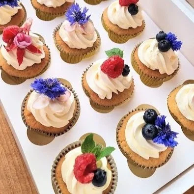 Vanilla & Raspberry with fresh Fruit & Flora