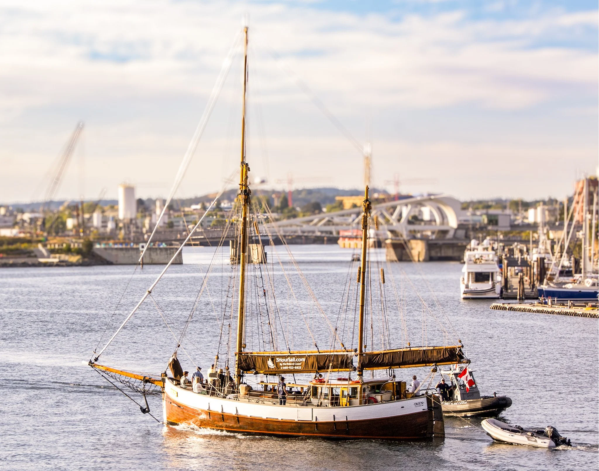 Harbor Return
Wooden Sailing Ship (Duen)