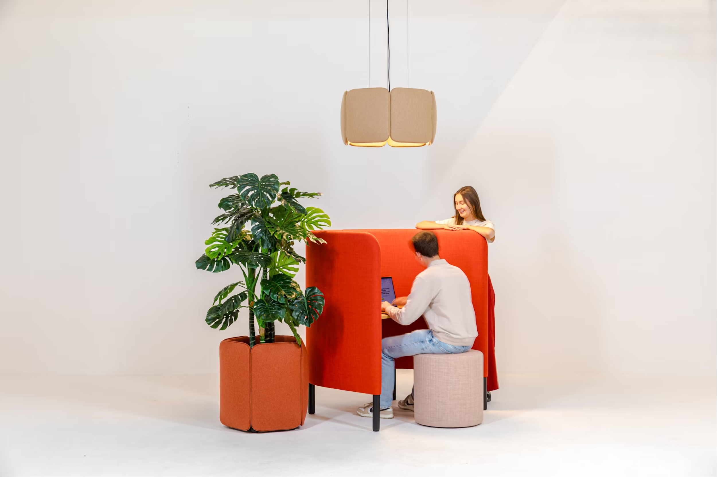 1759248403-ls_buzzichicle_light_buzzichicle_planter_buzzihug_work_064.png