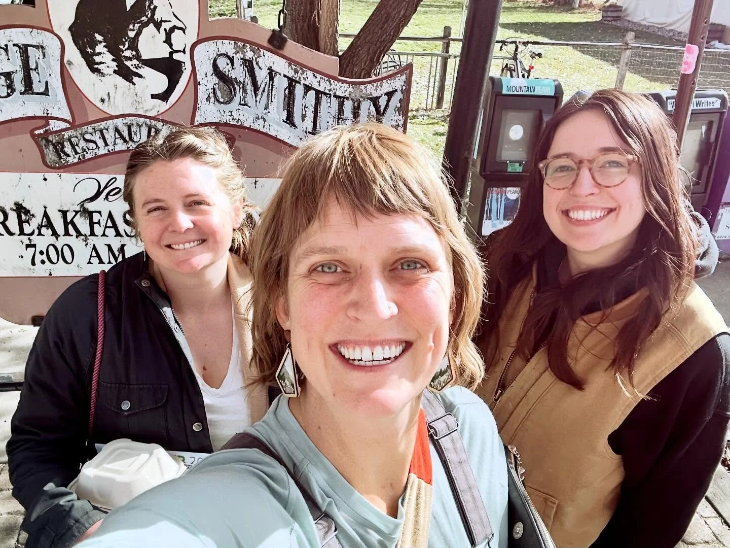 ▫️T E A M▫️C O S E C H A▫️
Grateful for these ladies who work so hard to make all your upholstery dreams come true with their own two hands and big hearts. Thanks gals @itskix21 @steakvegas