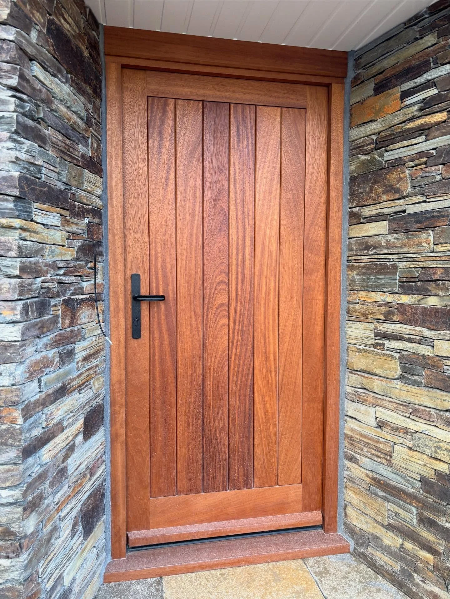 It was very interesting to see how much the tone of this Iroko door had changed after it had been in for a couple of months. I much prefer the darker more even mellow tones that the UV light has enhanced this door into 😁 #iroko #door #hardwooddoor #