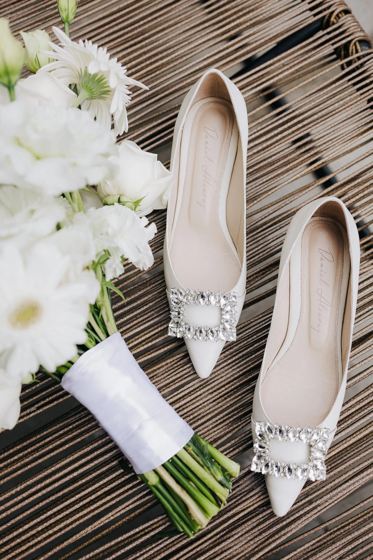 Zapatos y yugo de novia, realizada por Carlos Córdoba, fotógrafo de bodas de Medellín Colombia