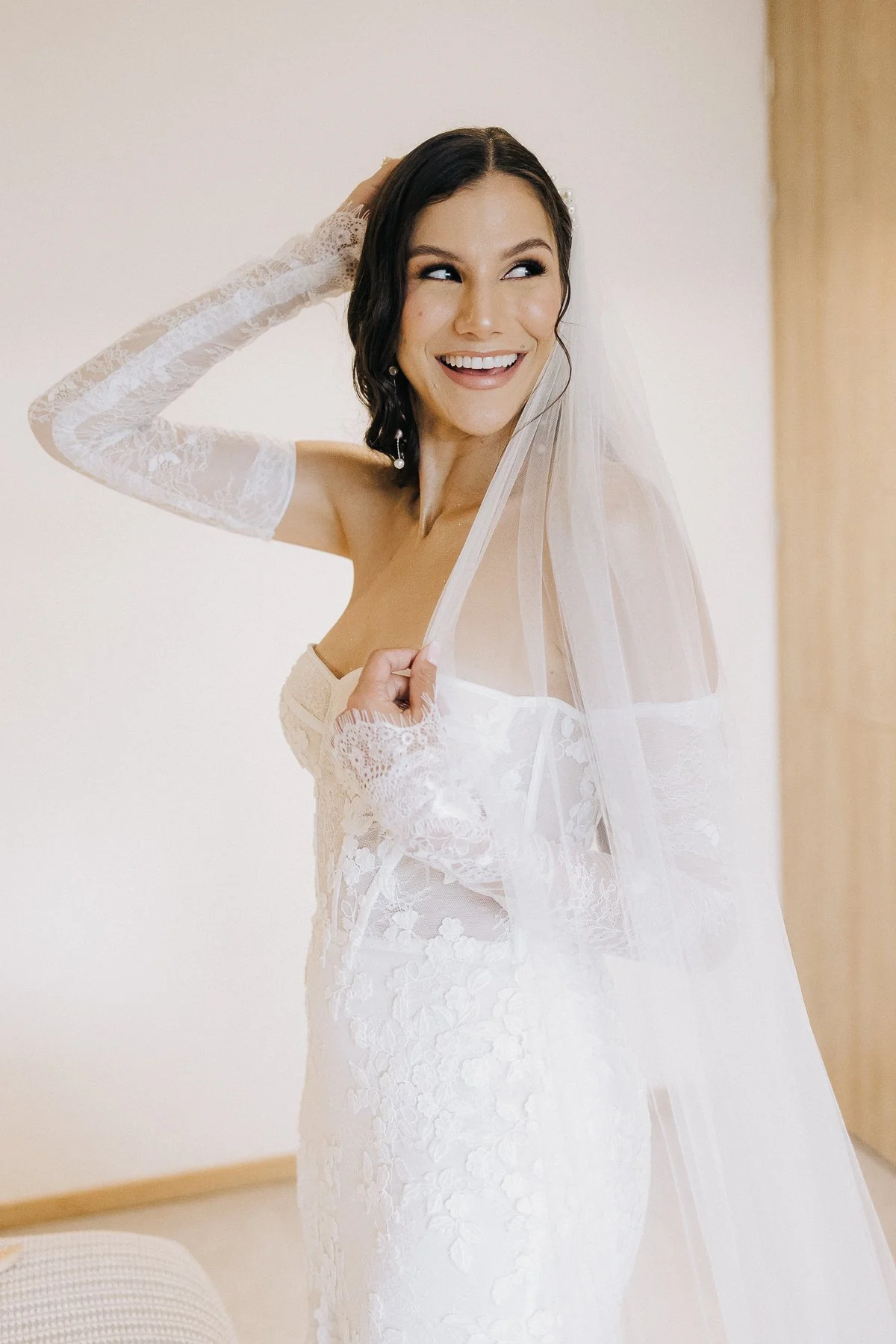 Preparativos de novia, realizada por Carlos Córdoba, fotógrafo de bodas de Medellín Colombia