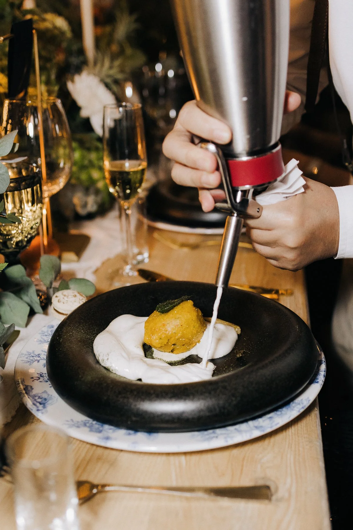 Plato de comida en matrimonio, realizada por Carlos Córdoba, fotógrafo de bodas de Medellín Colombia