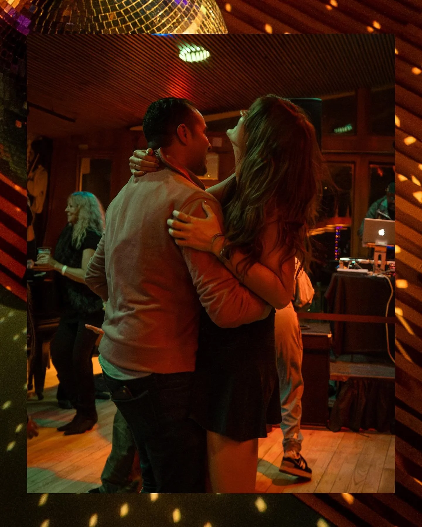 𝐒𝐇𝐎𝐓𝐒 𝐅𝐑𝐎𝐌 𝟐𝟎𝟎𝟎𝐬 𝐍𝐈𝐆𝐇𝐓 @bearsvilletheater 𝐖𝐈𝐓𝐇 𝐃𝐉 @djmoesticky 𝐀𝐍𝐃 @dj_majic_juan 📸🥰
&bull;
&bull;
#nightlifephotographer #djphotographer #dmmeformoreinfo #sonyA7Siii #love #couplephotographer