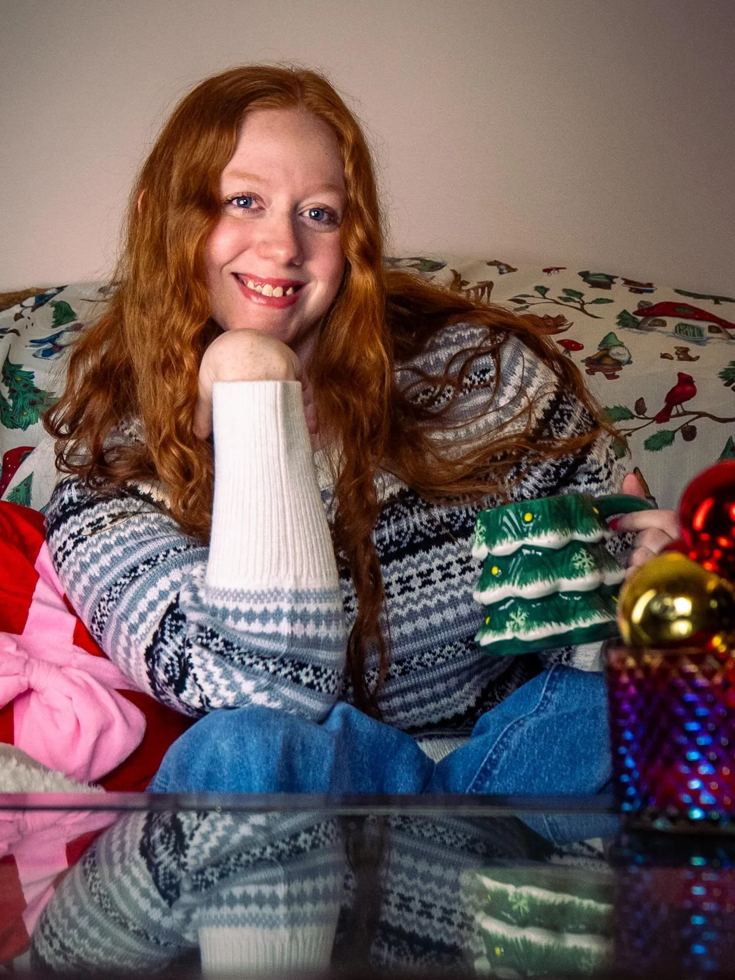 🏠🎄A thoughtful, sentimental Holiday Mini&mdash;perfect as a gift for your parents or loved ones. 🎁❤️
✨ Limited Holiday Mini spots + giveaway still open!
&bull;
Model: @ak_legacy04 
&bull;
#holidayminisessions #minisessions #holidayphotoshoot #give