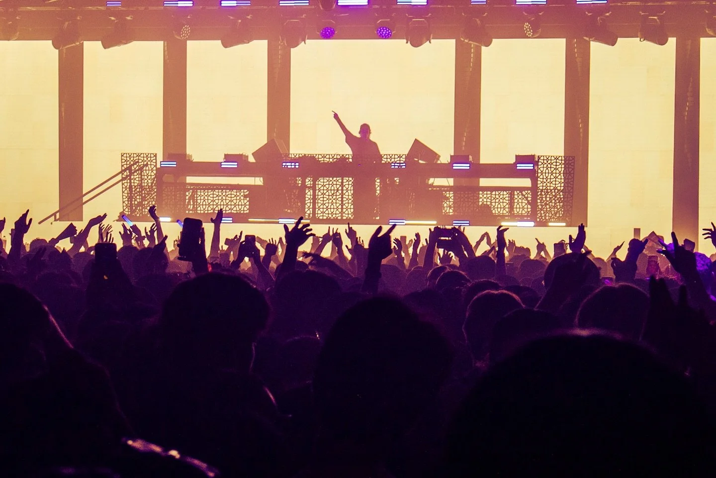 Behind the FOH barricade &mdash; sold out crowd, wall-to-wall energy, fight breaking out right in front of me, and Porter + Alan Walker still DELIVERED🎧🎶
&bull;
#gothgirlmedia #nycphotographer #concertphotography #edmphotography #nightlifephotograp