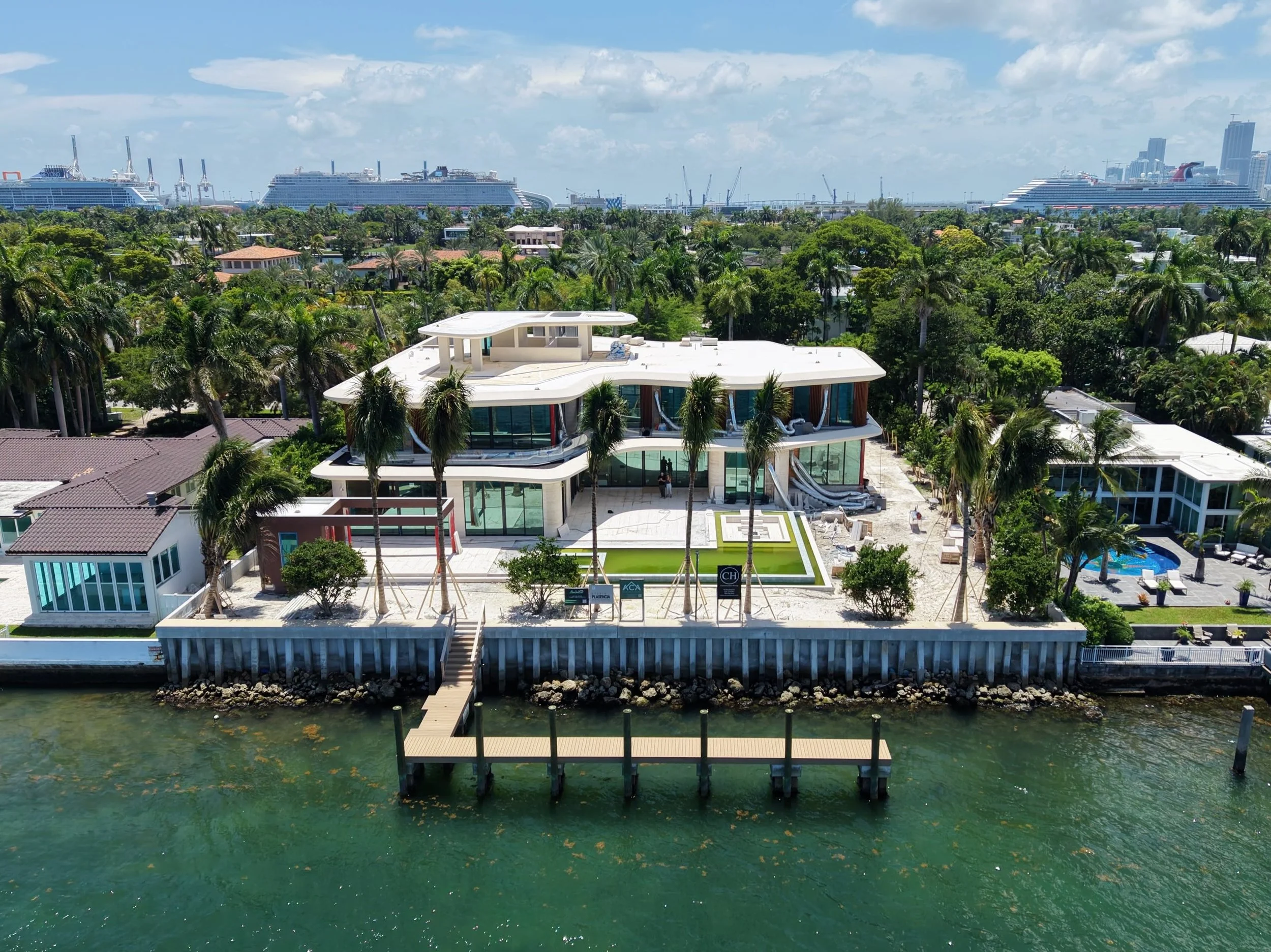 📍N HIBISCUS DRIVE, MIAMI BEACH 🏝️ 
COMPLETED: Phase 1 Landscape Planting + Glass Railing Install. 

CURRENT: Pool Coping Install + Millwork Install + Stone Countertops 

NEXT: FPL Main Power + Equipment Start Up + Kitchen Countertops 

TEAM:
(AOR) 