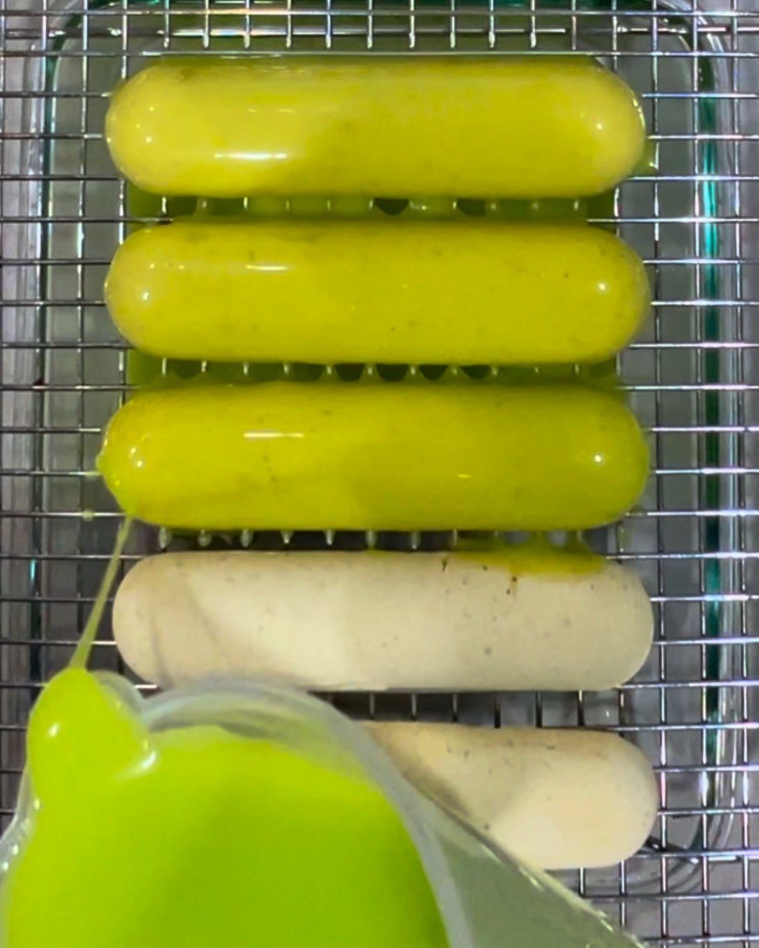 Why do I love decorating an eclair??
because it's BEAUTIFUL 💖✨

Buy yours now by clicking the link our bio @maron.pastry