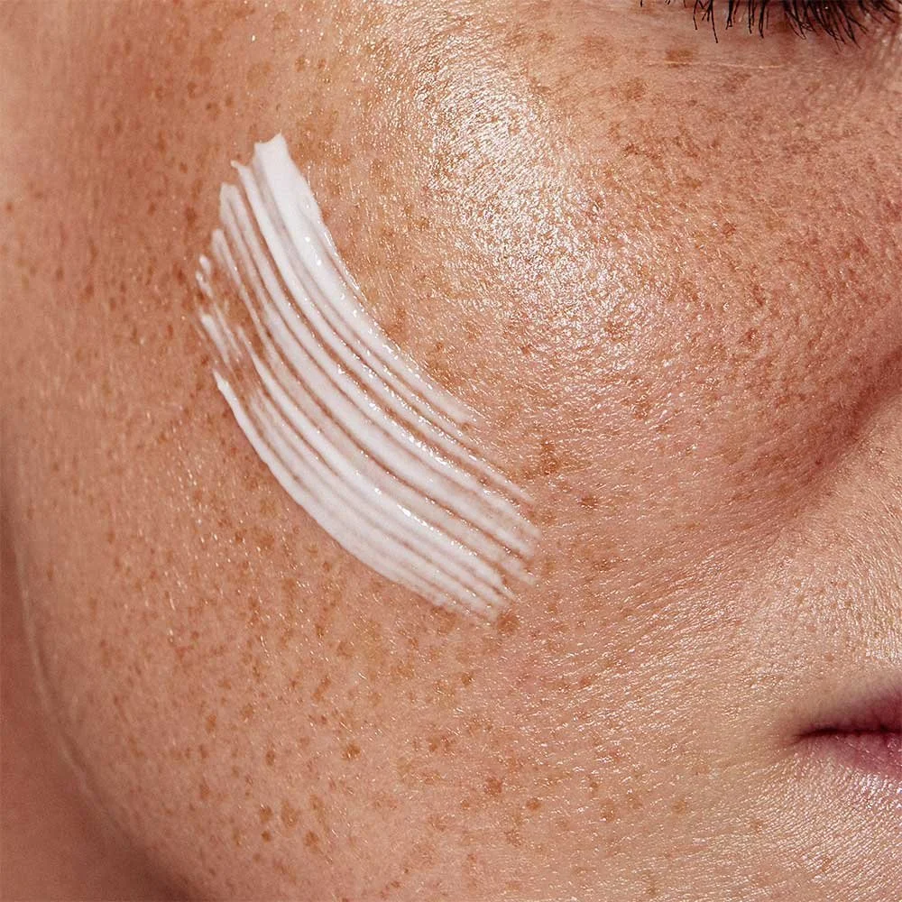 close up Juvenate Renew Crème on face