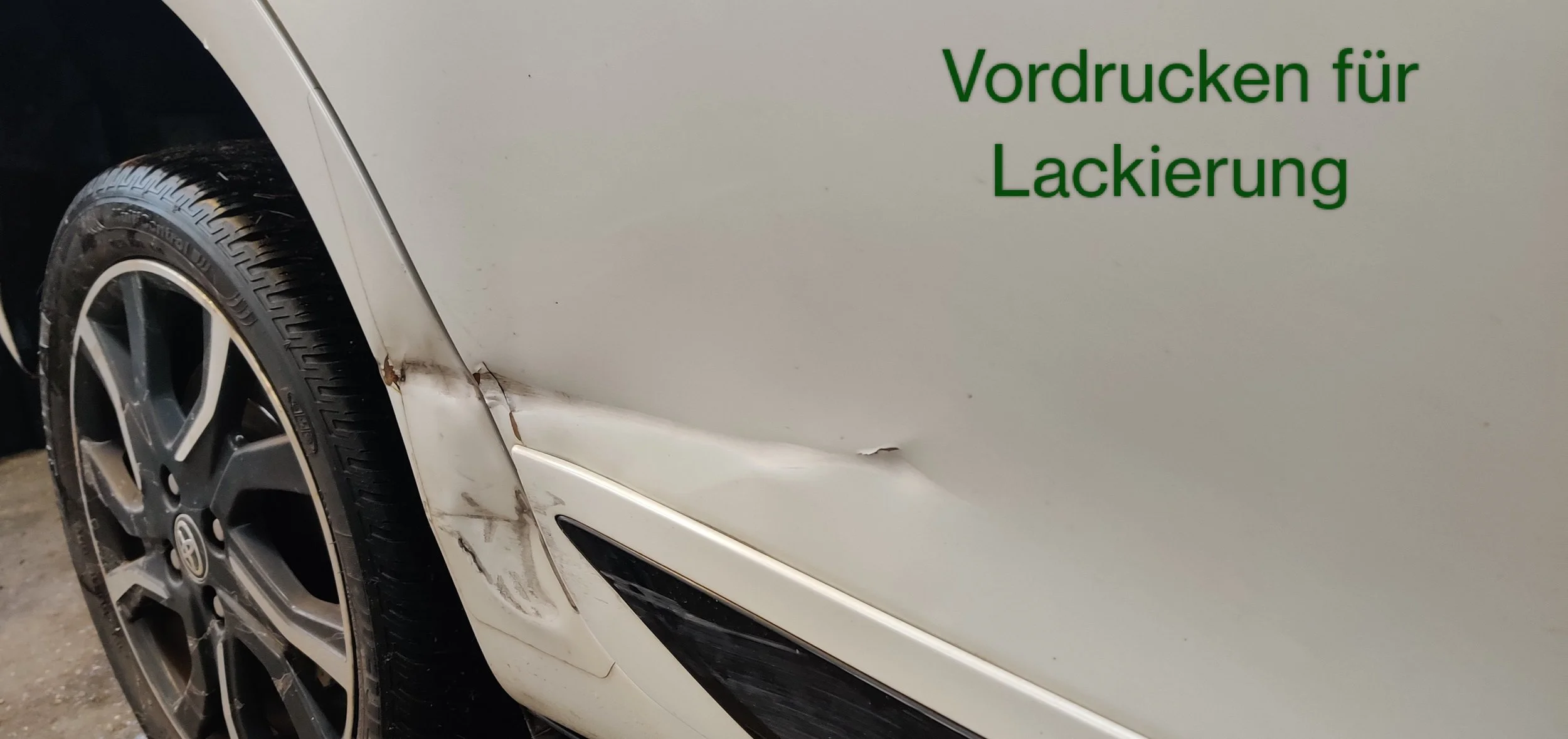 Schaden an der Auto-Lackierung durch Kollision, dazu der Text 'Vordrucken für Lackierung' auf dem Schild.