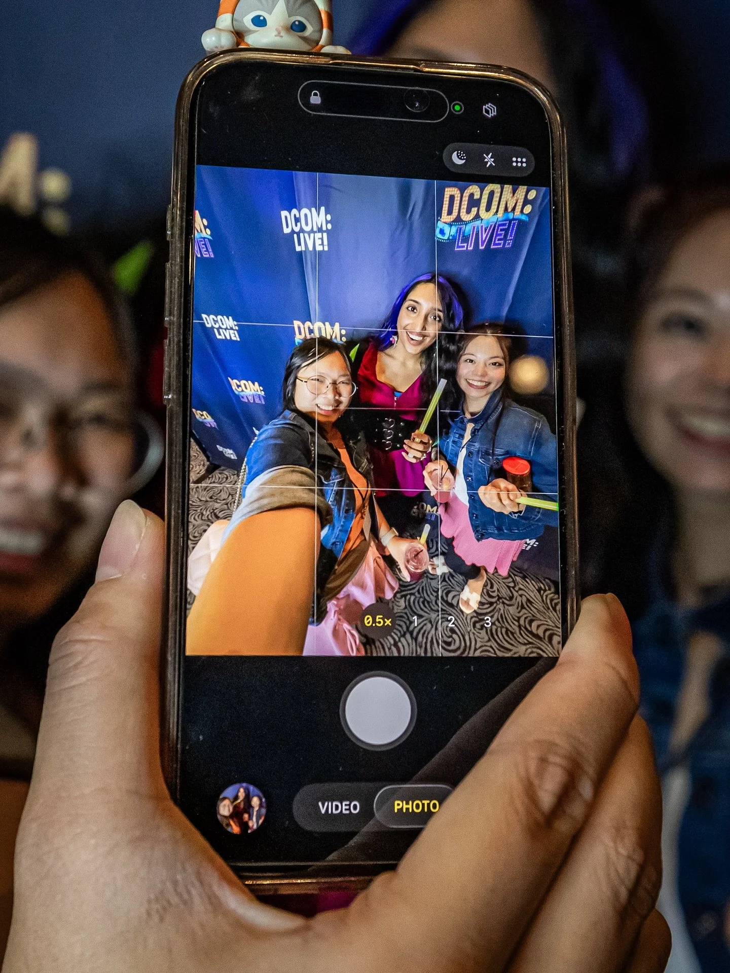 You all showed up and showed out last Friday night!! A packed house full of Disney Channel fans?! Nothing beats it. 💫 #dcomlive #costumes #disneychannelfans

📸: @alxdmngz.photo