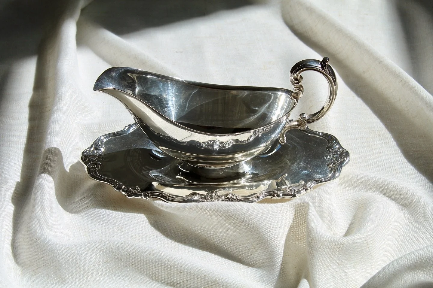 Every gathering deserves a touch of shine! Meet one of our favorite pieces in the collection &mdash; this vintage silver plated Gorham gravy boat with attached drip plate. Check out our website to see our beautiful pieces!

#GleamEventRentals #silver