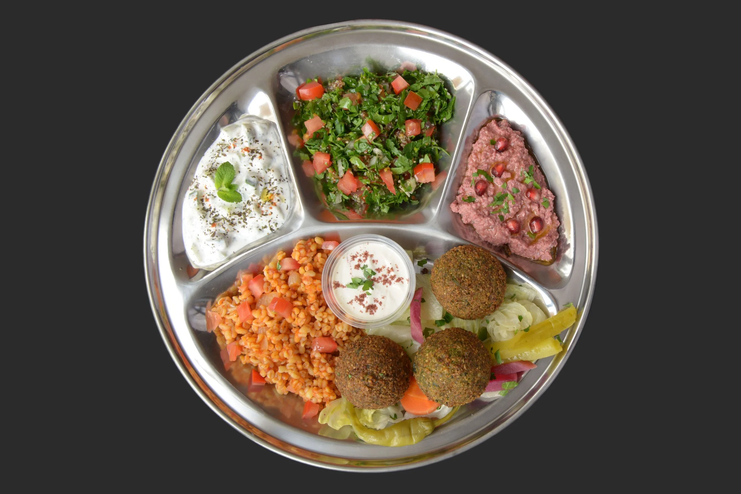 Plateau découverte Falafels - Tzatziki, Tabboulé et Crème de betterave (Shawandar), accompagné de Boulgour à la tomate