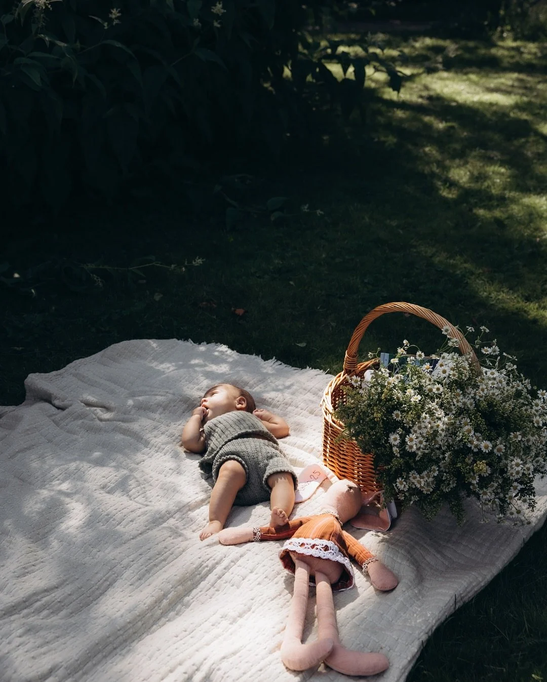 loved every second of shooting with this family. their smiles and cuddles were just so full of love and joy🥹✨
___
let&rsquo;s capture these moments so you can come back to them again and again🤍