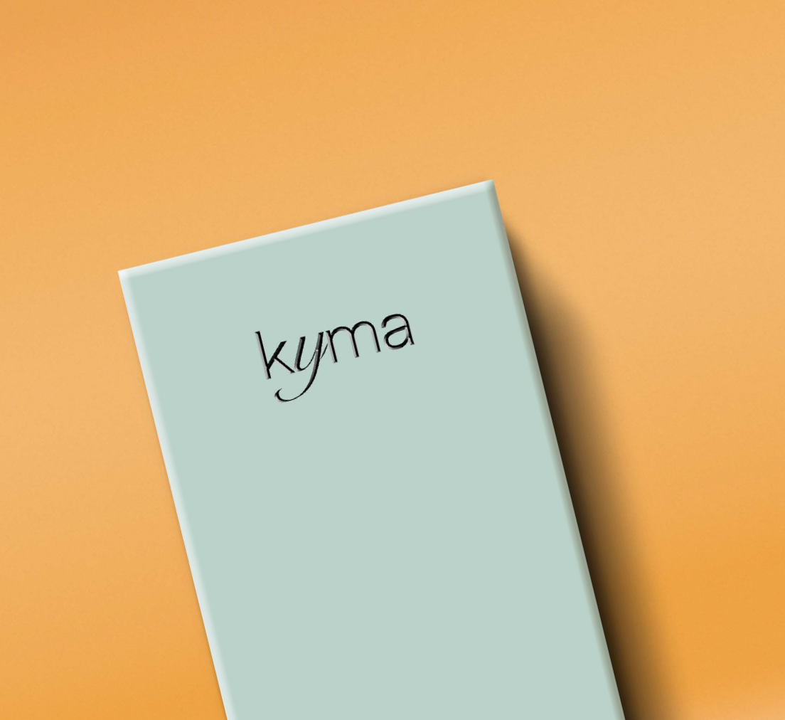 Packaging et logo avec finitions premium sur fond orange