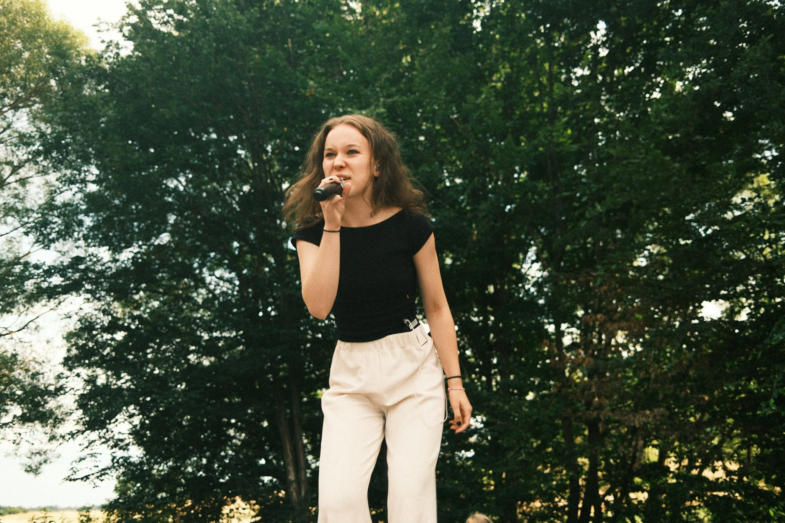 Frontsängerin Nelli Koppányi der Band optical flow singt auf einem Open-Air-Gig. 