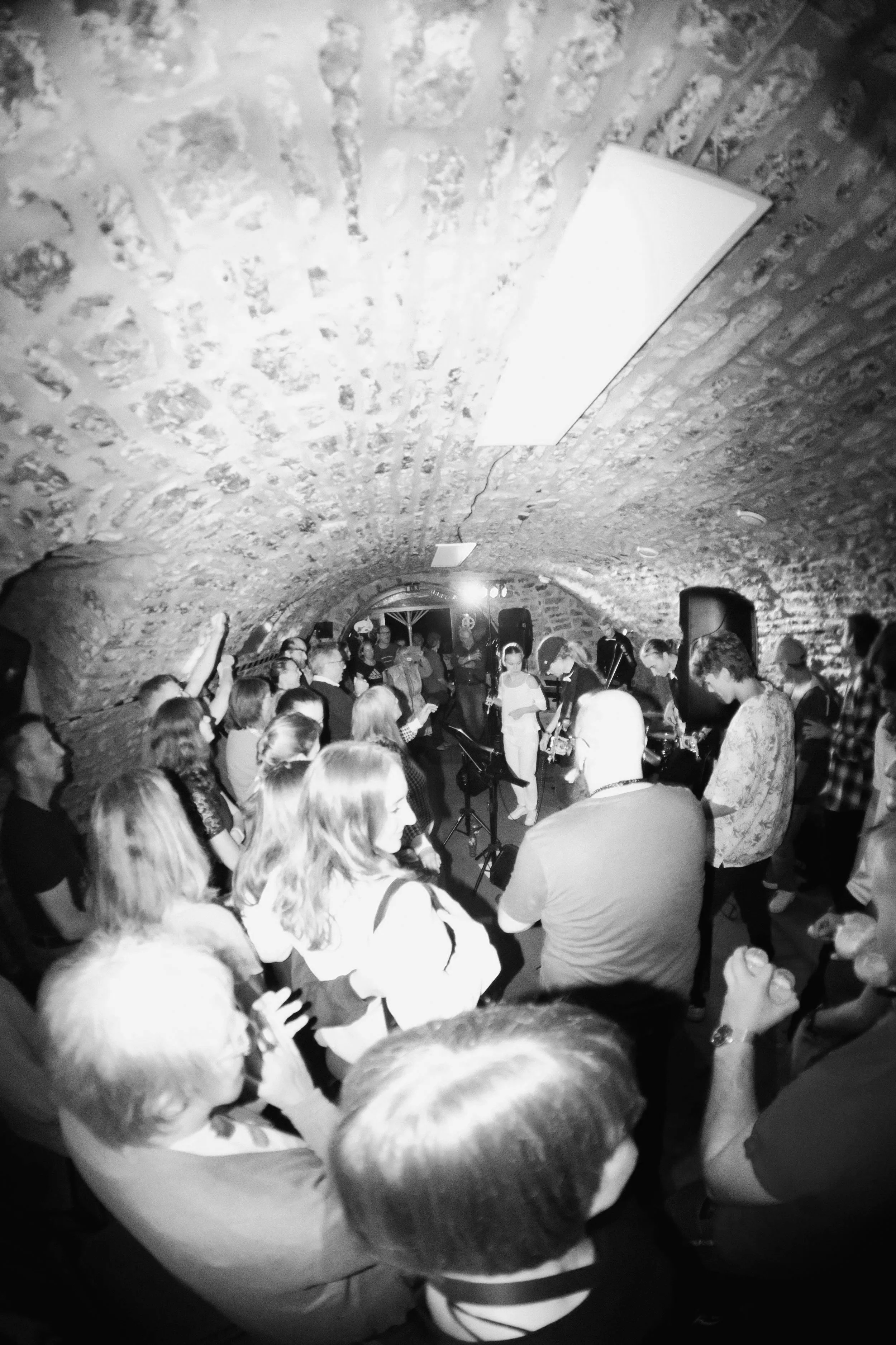 Tanzendes Publikum während eines Auftritts im Löwenkeller in Adelsheim der Cover-Band optical flow aus Heilbronn.