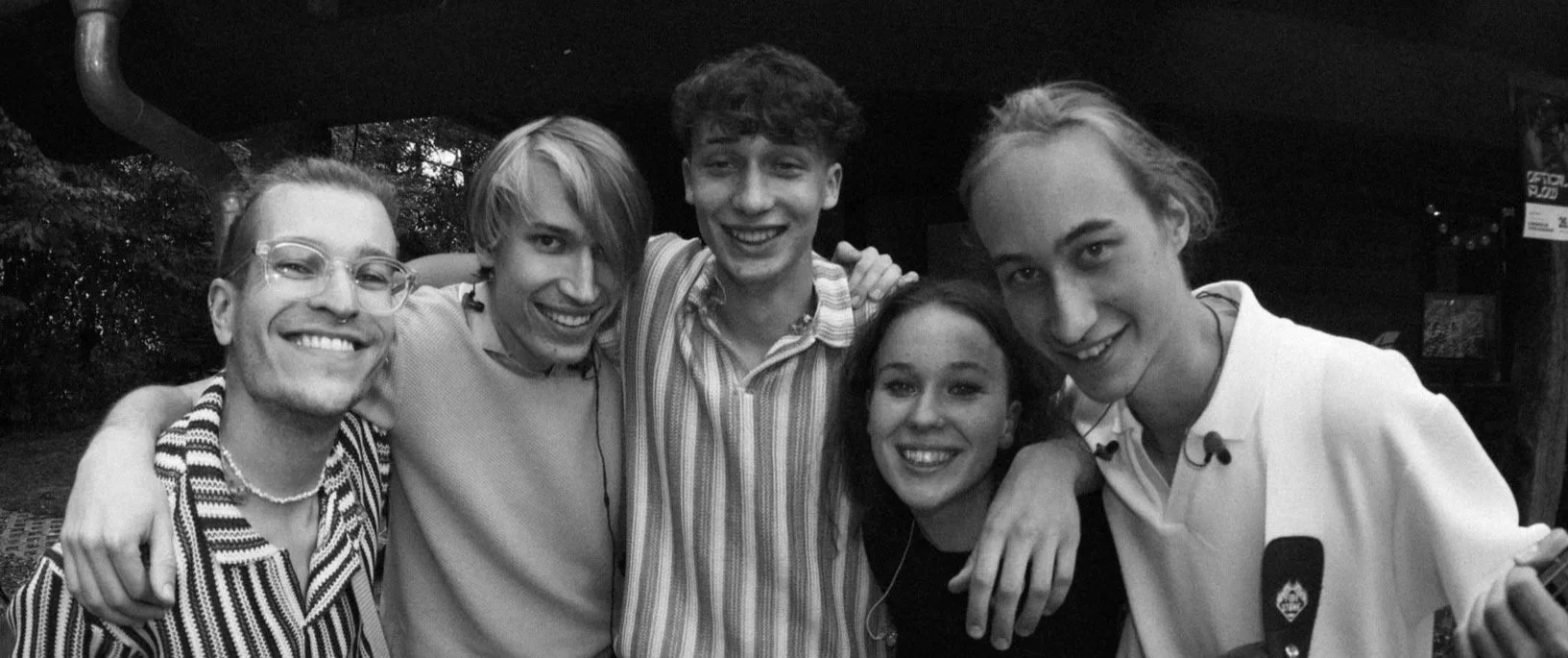 Die fünf Musiker Felix Oßwald, Nelli Koppányi, Kristian Koppányi, Elias Hambrecht und Lukas Heinemann der Live-Cover-Band optical flow auf einem ihrer Presse-Bilder.