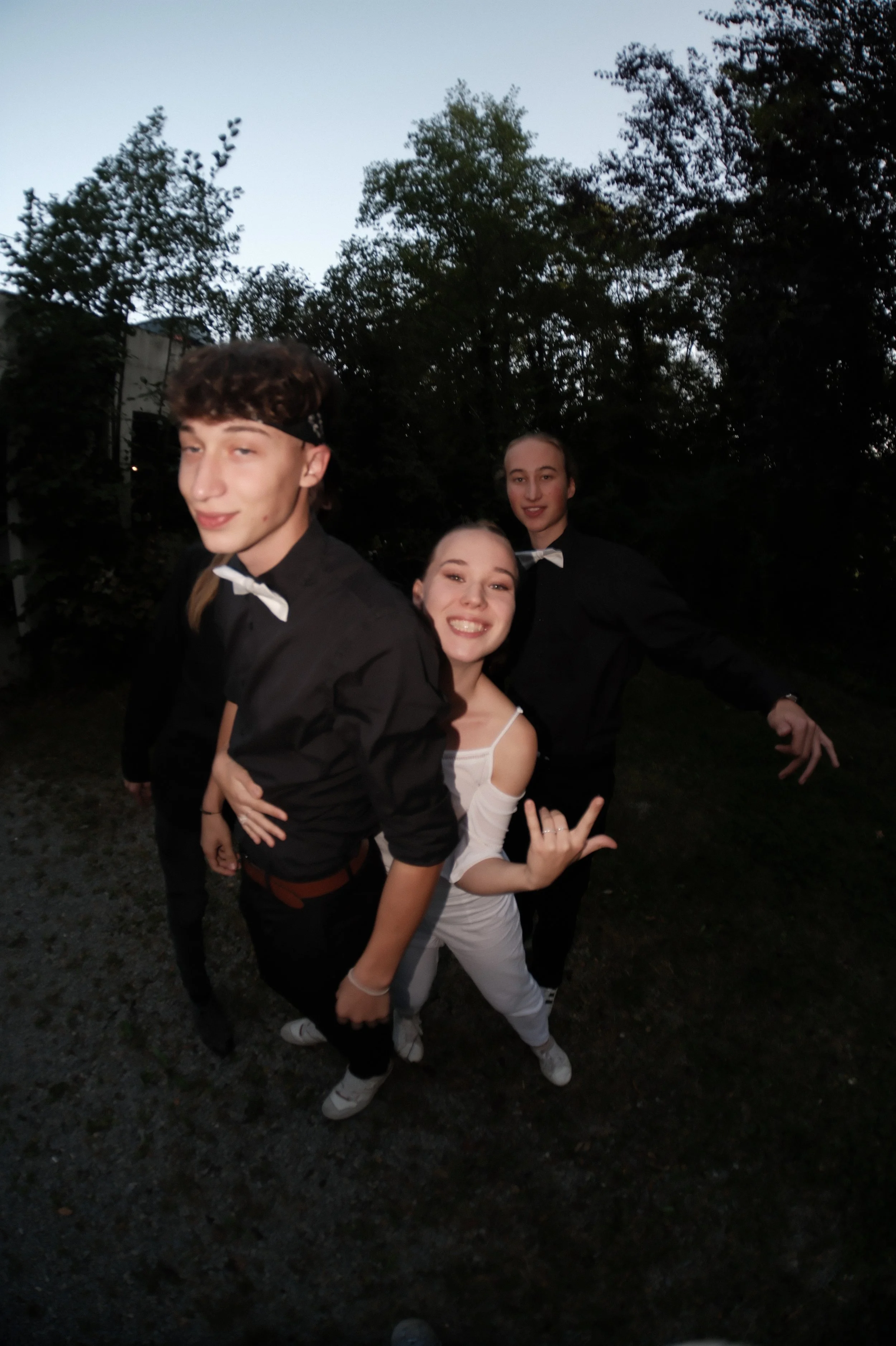 Die fünf Musiker Felix Oßwald, Nelli Koppányi, Kristian Koppányi, Elias Hambrecht und Lukas Heinemann der Live-Cover-Band optical flow nach ihrer Live-Musik-Performance im Löwenkeller in Adelsheim.