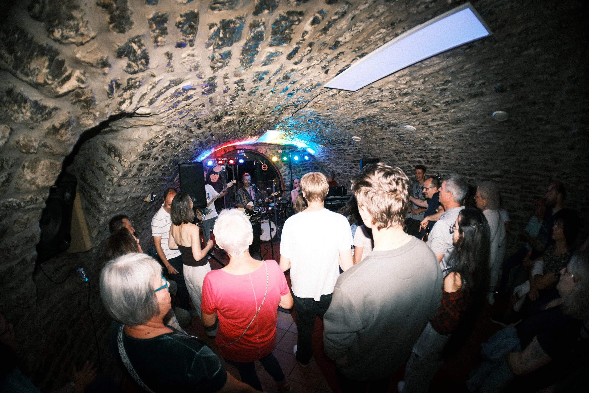 Tanzendes Publikum während eines Auftritts im Löwenkeller in Adelsheim der Cover-Band optical flow aus Heilbronn. 