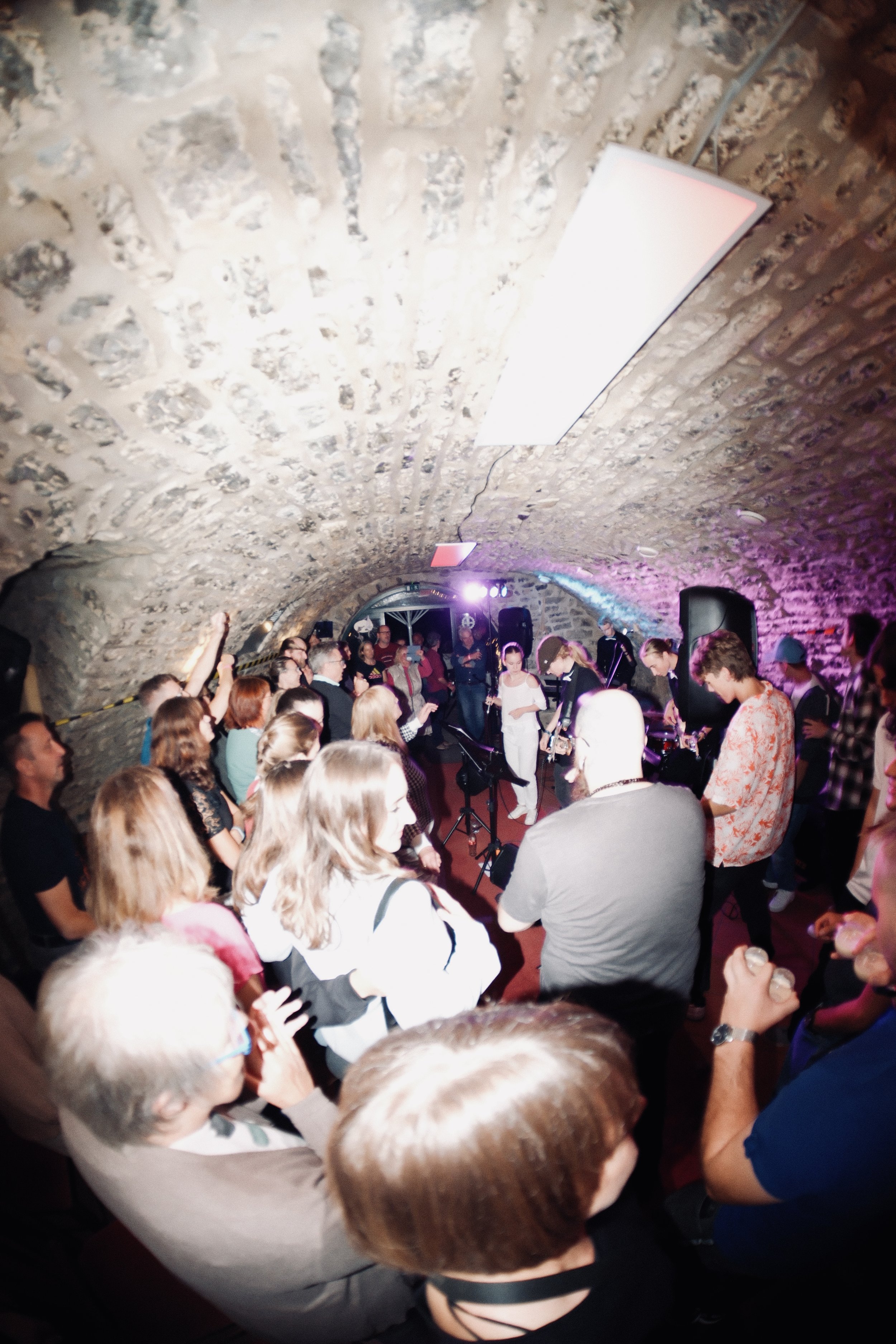 Publikum, das in der Bar / Kneipe Löwenkeller in Adelsheim zu Live-Musik mit der Band optical flow feiern.