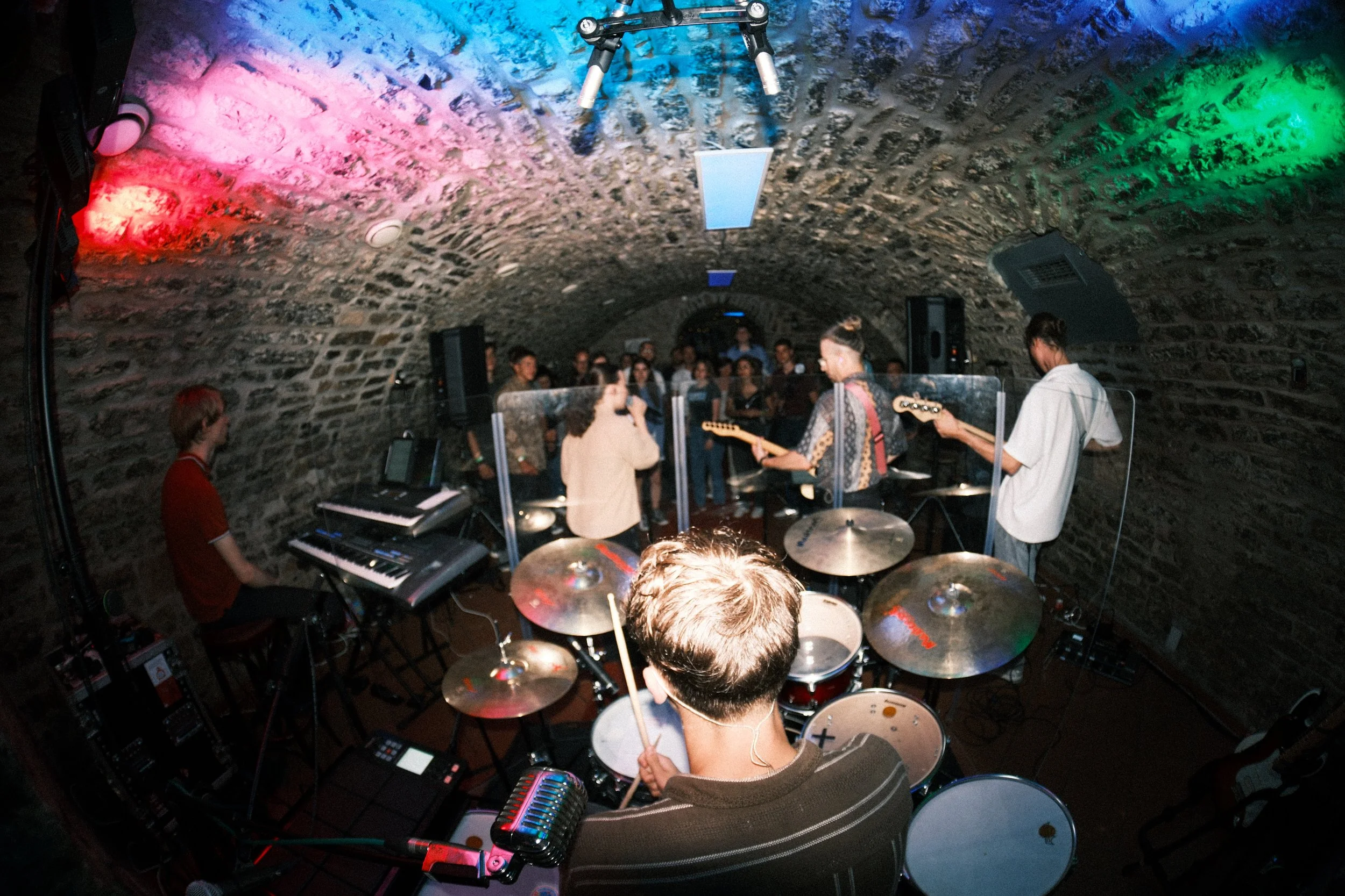 Die fünf Musiker Felix Oßwald, Nelli Koppányi, Kristian Koppányi, Elias Hambrecht und Lukas Heinemann der Live-Cover-Band optical flow während ihrem Gig im Löwenkeller in Adelsheim.