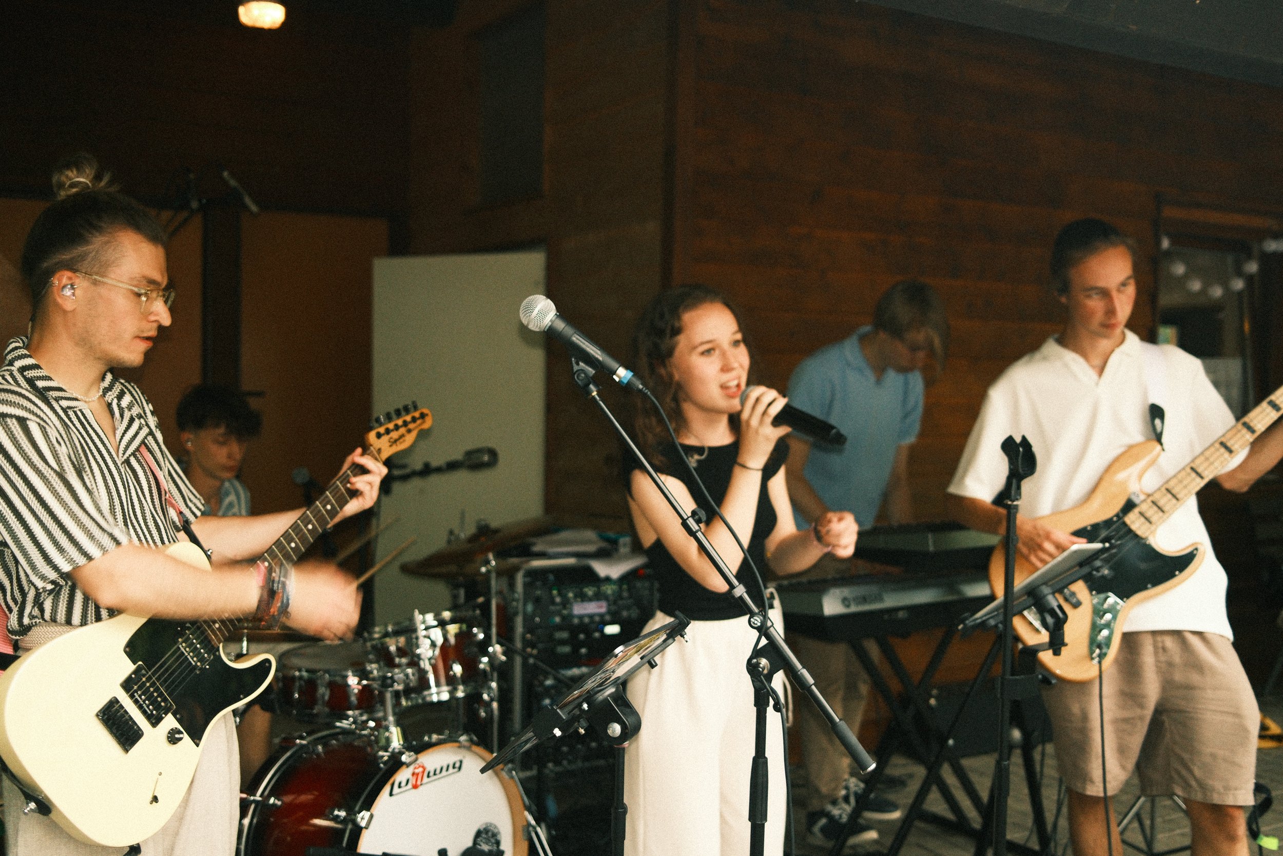 Die Coverband optical flow spielt live on stage auf einer Geburtstagsfeier in der Besetzung eine Gitarre, ein Bass, einmal Drums, zwei Keyboards und eine Frontsängerin. 
