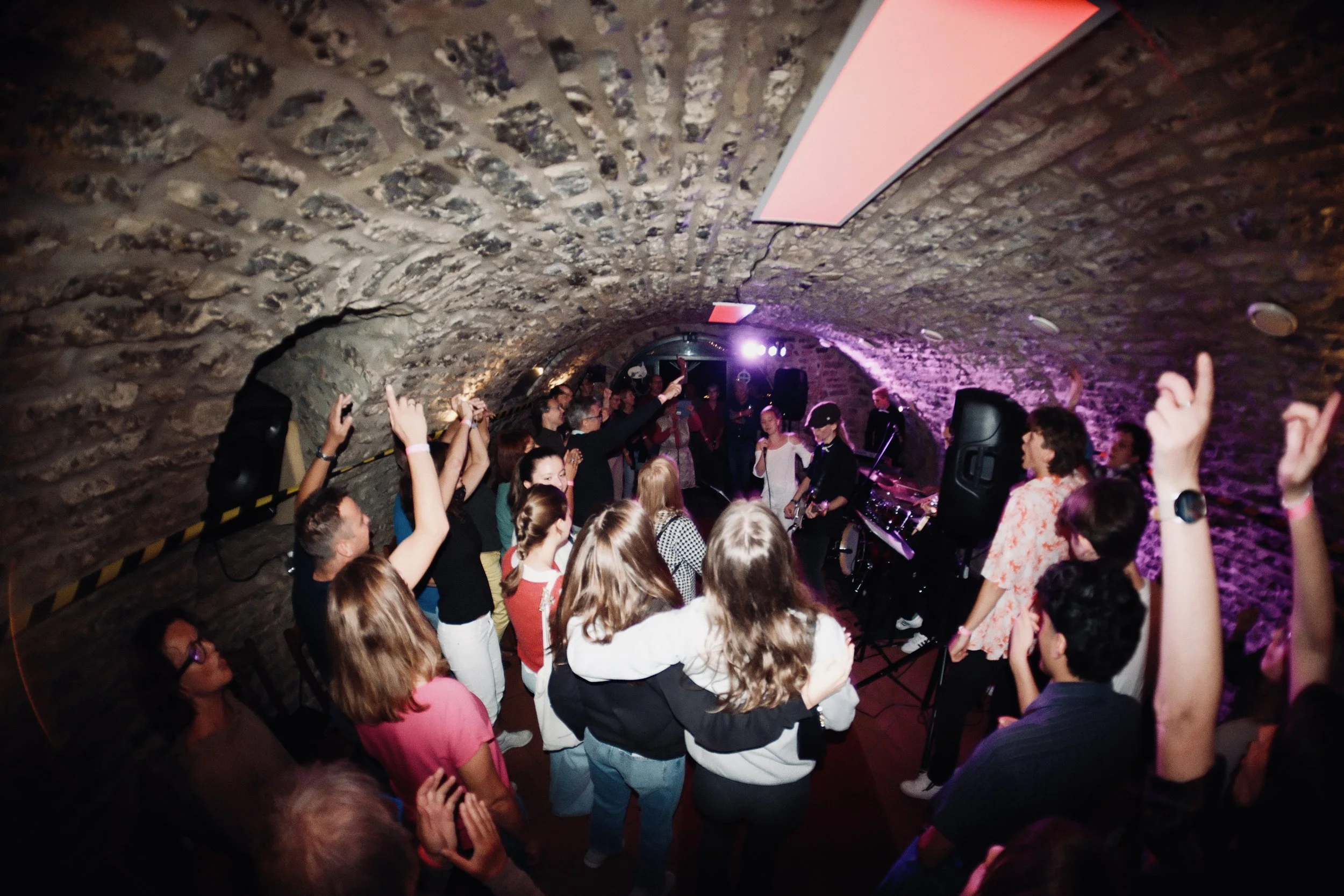 Tanzendes Publikum während eines Auftritts im Löwenkeller in Adelsheim der Cover-Band optical flow aus Heilbronn. 