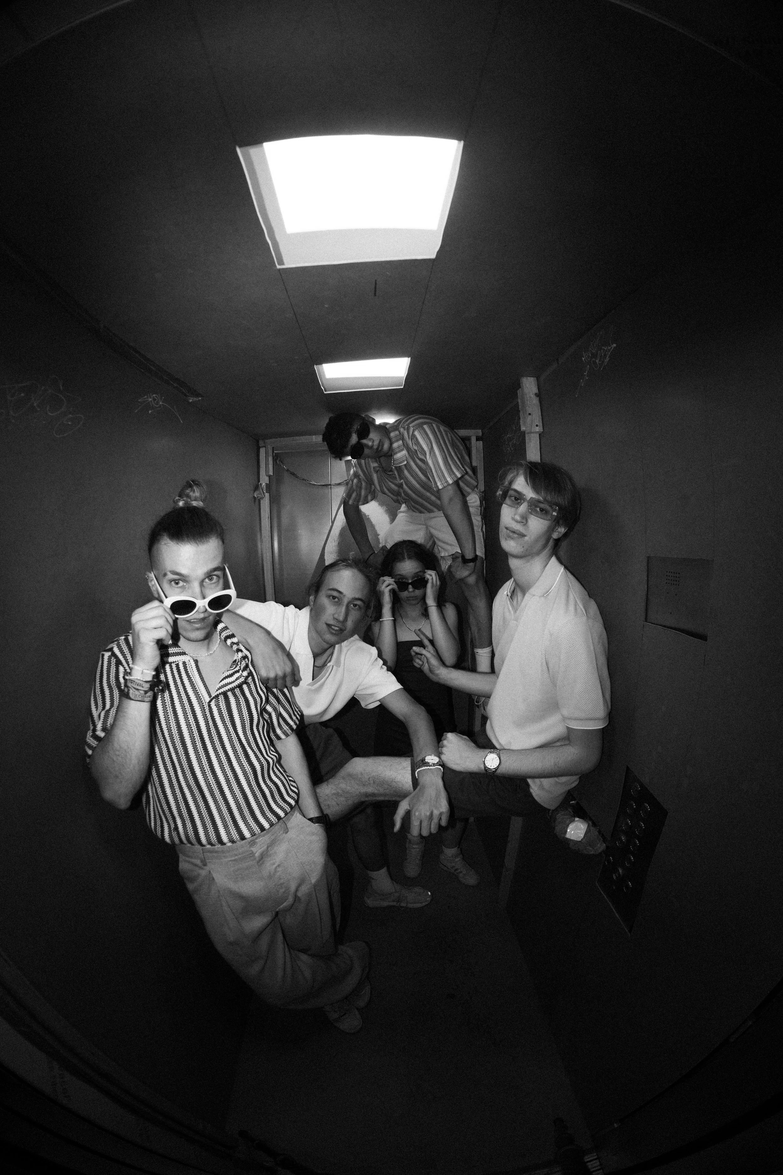 Die fünf Musiker Felix Oßwald, Nelli Koppányi, Kristian Koppányi, Elias Hambrecht und Lukas Heinemann der Live-Cover-Band optical flow auf einem ihrer Presse-Bilder.