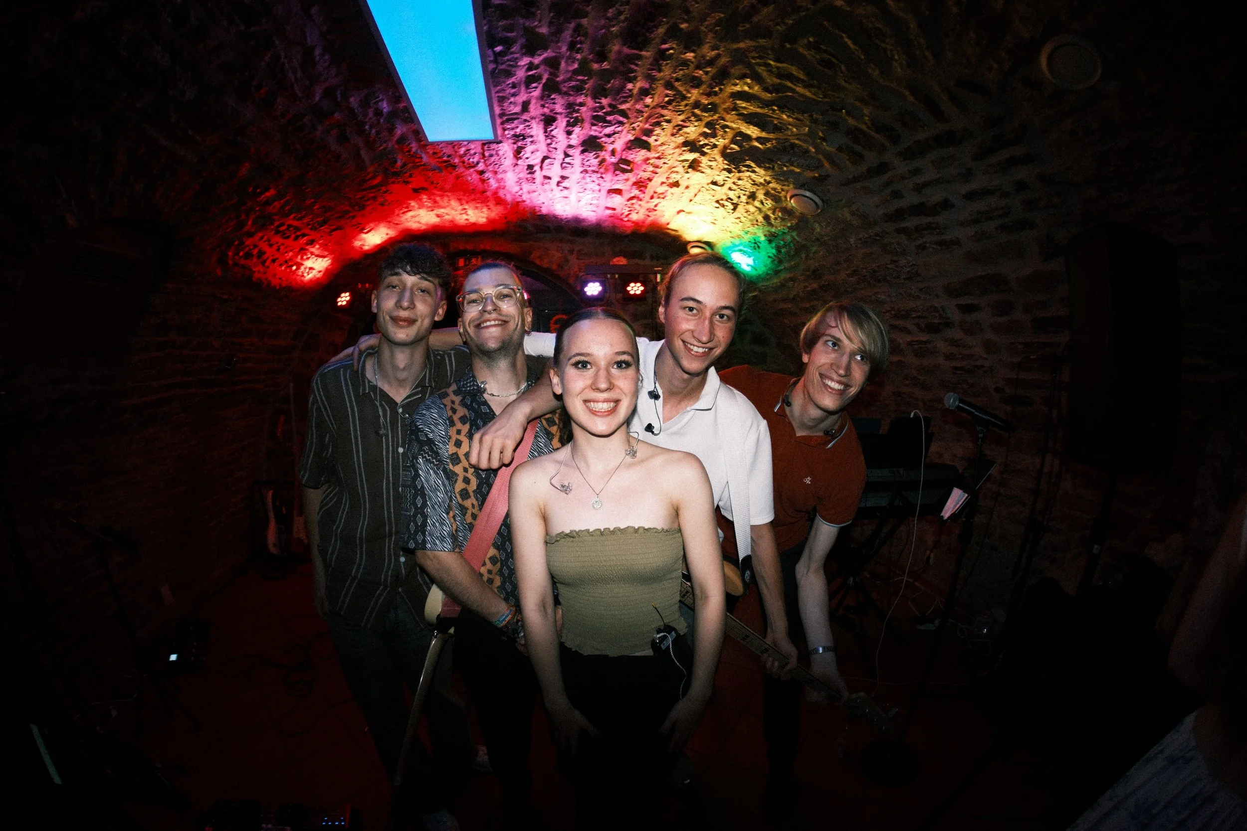 Die fünf Musiker Felix Oßwald, Nelli Koppányi, Kristian Koppányi, Elias Hambrecht und Lukas Heinemann der Live-Cover-Band optical flow nach ihrer Live-Musik-Performance im Löwenkeller in Adelsheim.