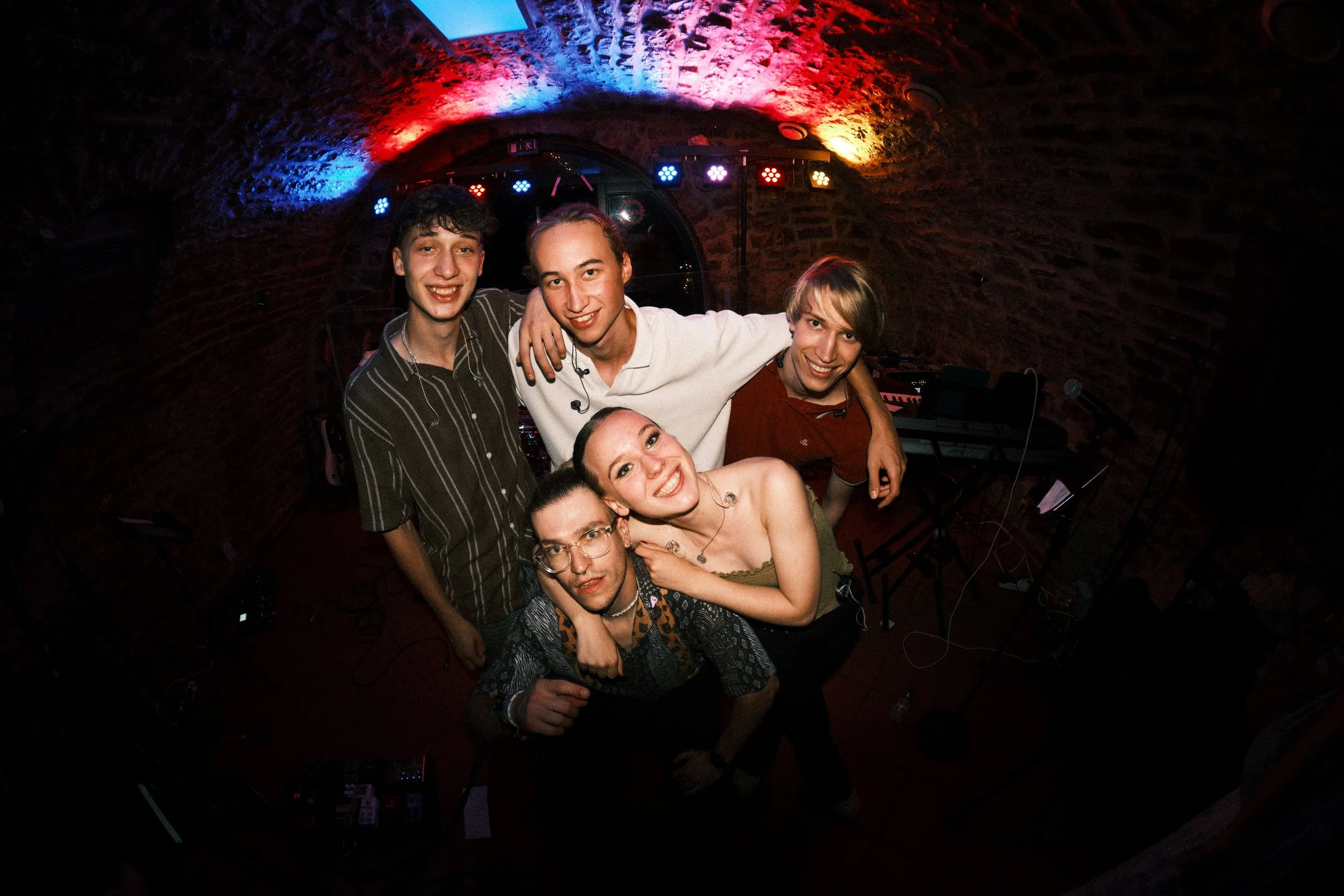 Die fünf Musiker Felix Oßwald, Nelli Koppányi, Kristian Koppányi, Elias Hambrecht und Lukas Heinemann der Live-Cover-Band optical flow nach ihrem Gig im Löwenkeller in Adelsheim.