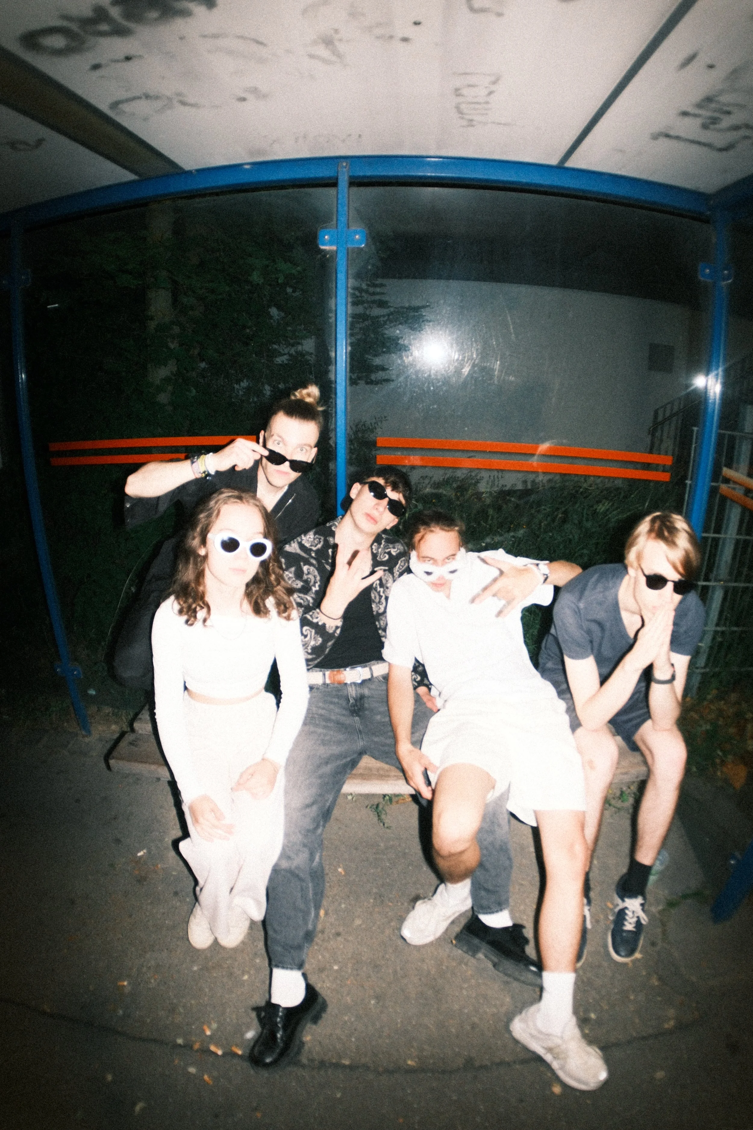 Die fünf Musiker Felix Oßwald, Nelli Koppányi, Kristian Koppányi, Elias Hambrecht und Lukas Heinemann der Live-Cover-Band optical flow auf einem ihrer Presse-Bilder.