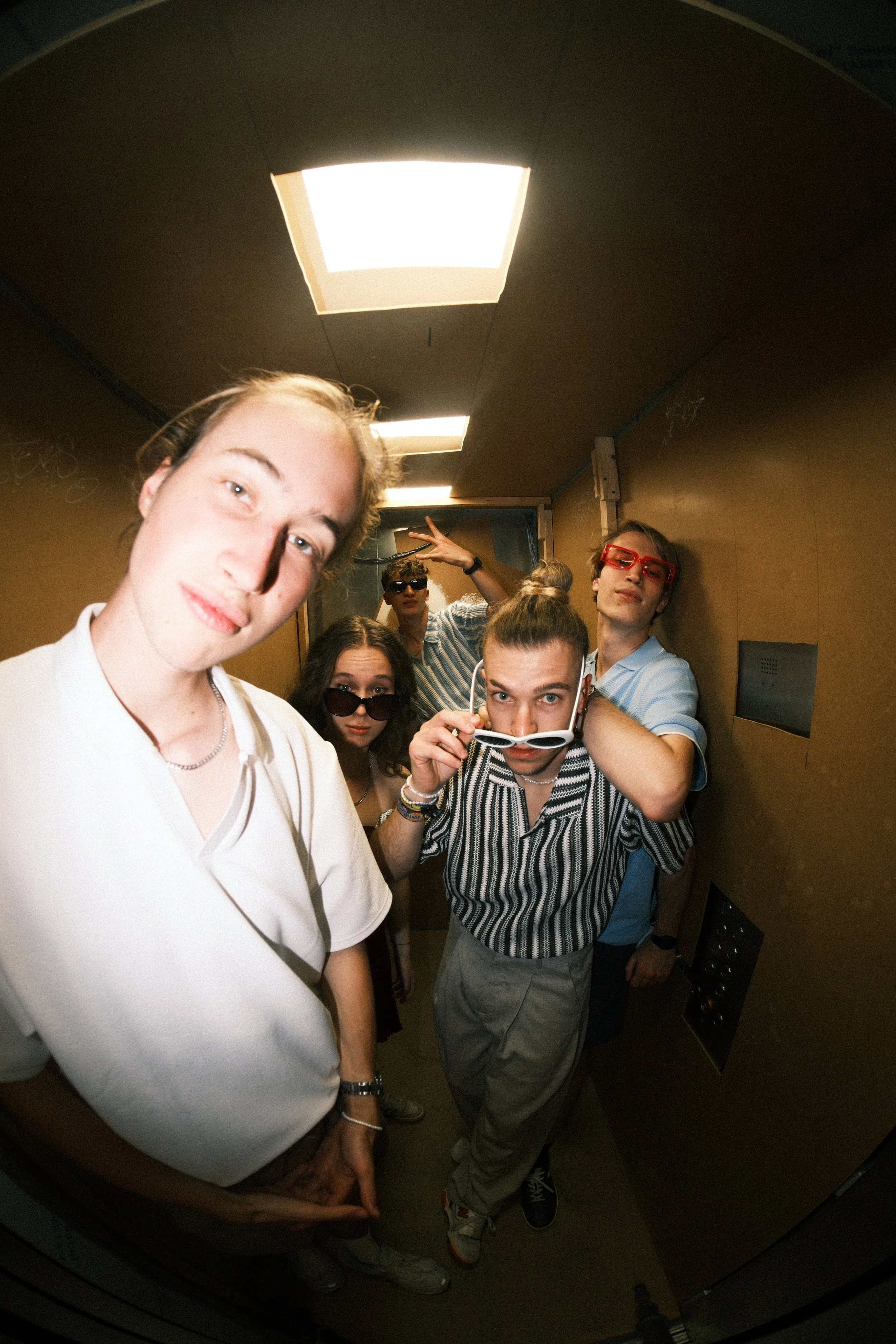 Die fünf Musiker Felix Oßwald, Nelli Koppányi, Kristian Koppányi, Elias Hambrecht und Lukas Heinemann der Live-Cover-Band optical flow auf einem ihrer Presse-Bilder.