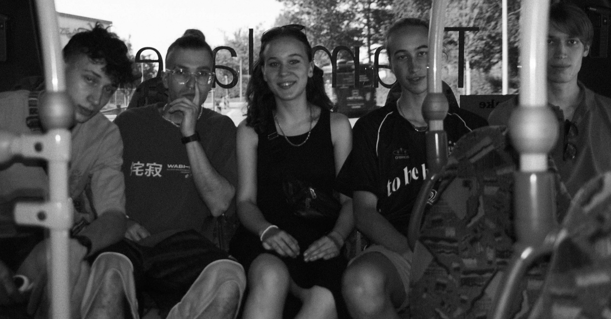 Die fünf Musiker Felix Oßwald, Nelli Koppányi, Kristian Koppányi, Elias Hambrecht und Lukas Heinemann der Live-Cover-Band optical flow aus Heilbronn auf einem ihrer Presse-Bilder posieren in einem Bus.