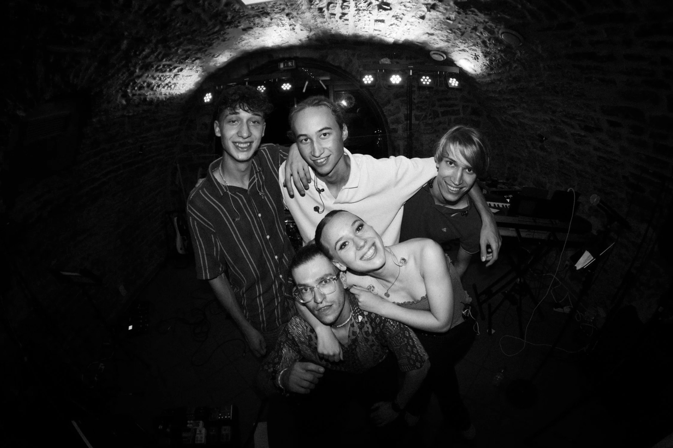 Die fünf Musiker Felix Oßwald, Nelli Koppányi, Kristian Koppányi, Elias Hambrecht und Lukas Heinemann der Live-Cover-Band optical flow nach ihrem Gig im Löwenkeller in Adelsheim.
