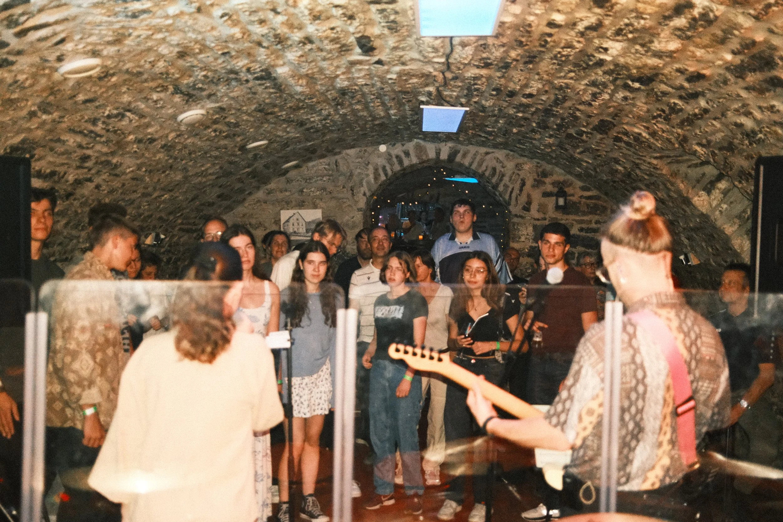 Die fünf Musiker Felix Oßwald, Nelli Koppányi, Kristian Koppányi, Elias Hambrecht und Lukas Heinemann der Live-Cover-Band optical flow während ihrer Live-Musik-Performance im Löwenkeller in Adelsheim.