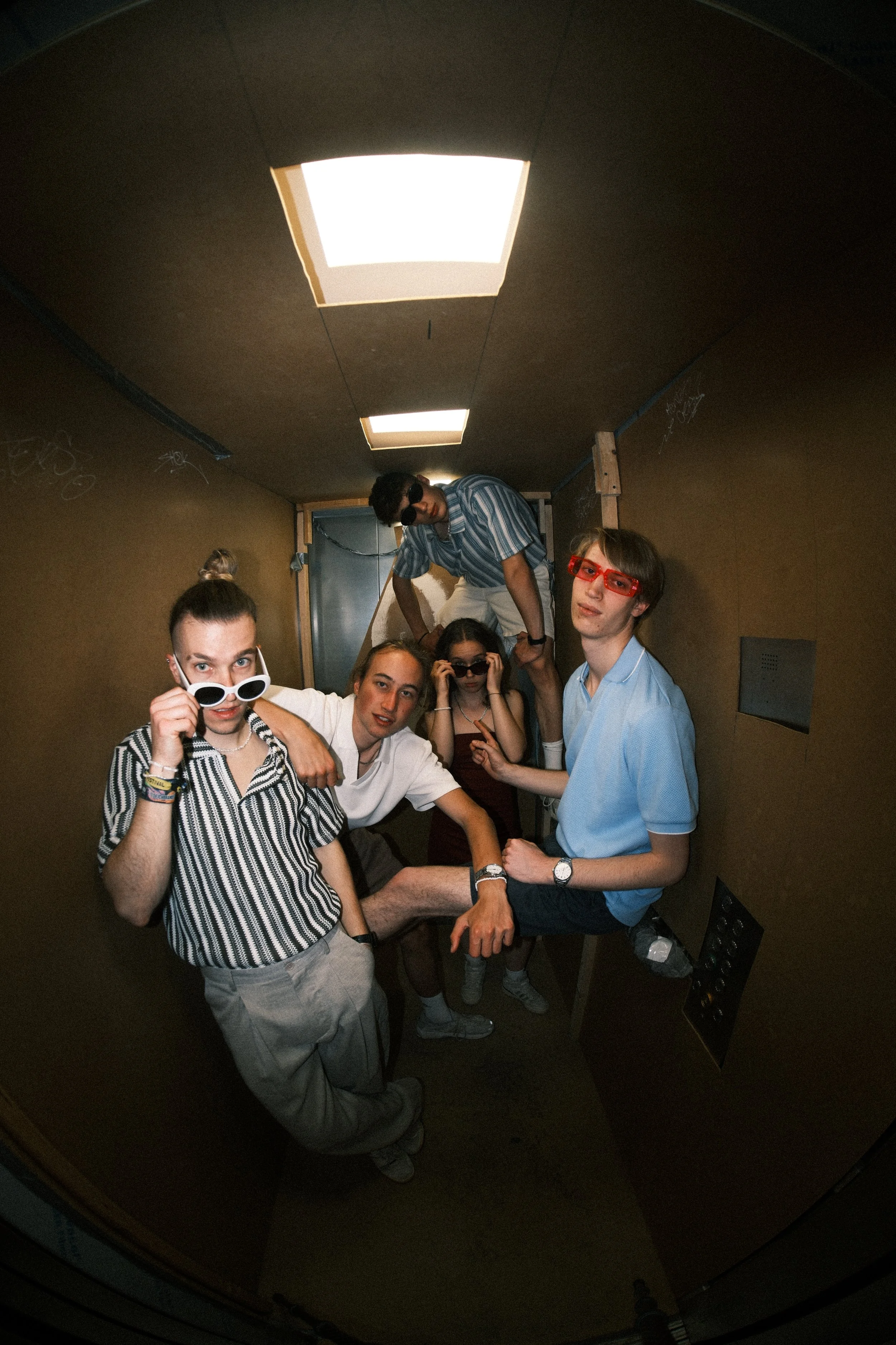 Die fünf Musiker Felix Oßwald, Nelli Koppányi, Kristian Koppányi, Elias Hambrecht und Lukas Heinemann der Live-Cover-Band optical flow auf einem ihrer Presse-Bilder.