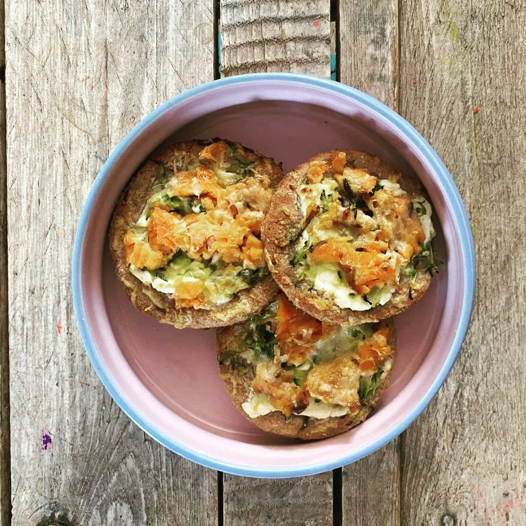 Salmon white pizza 🐟 

Eli loves pizza and would eat it daily if he could! I like to keep it varied to ensure he has a balanced diet.

These little pizzas are delicious! They are high in protein and contain omega 3.

Recipe (makes 4 pizza)
For the d