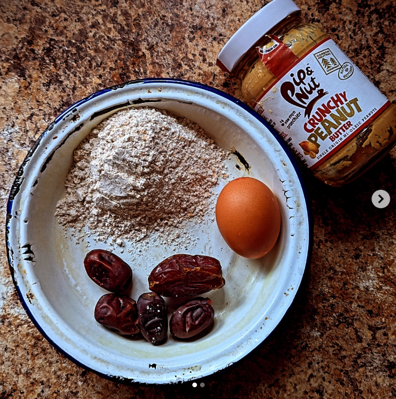 4 Ingredient Date and Peanut Cookies 🍪🍪🥜